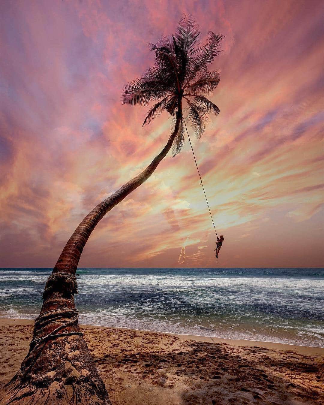 BEAUTIFUL DESTINATIONSさんのインスタグラム写真 - (BEAUTIFUL DESTINATIONSInstagram)「Looking for a new way to get those 360-degree views? Just go for a quick swing around the shore! Tag who you'd want to take in this view with. (📷:@kyrenian 📍: Dalawella Beach)」3月25日 21時07分 - beautifuldestinations