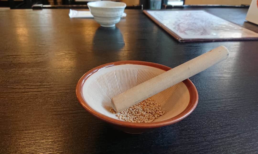 桜花さんのインスタグラム写真 - (桜花Instagram)「天狗ラーメン＼(^^)／🌷🗻 私、豆乳好きなので最高です🍀  白天狗ラーメンにしました！ まろやかで、すりごまをいれると風味がアップ！ 種類も三種あります🍀  うまさチョモランマ級🗻🌼 #天狗ラーメン  #高尾山  #山登り #白ごま豆乳  #白天狗ラーメン #tengu  #tonyu  #mountain #mountains」3月25日 21時07分 - mountainohka