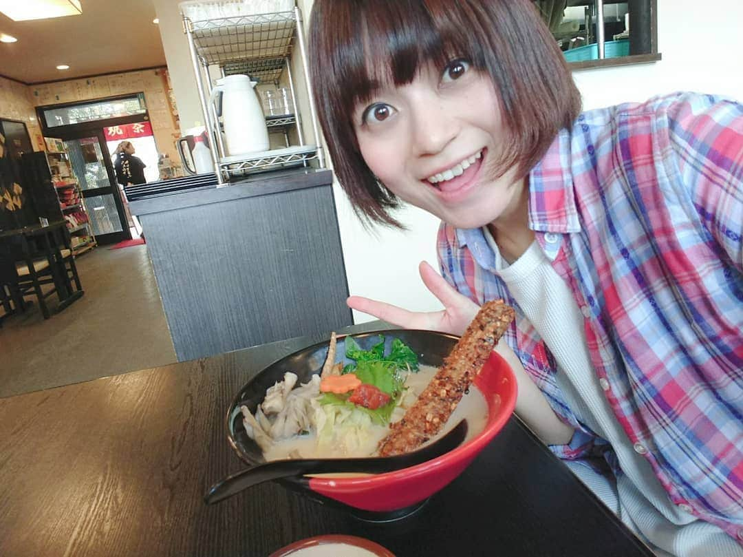 桜花さんのインスタグラム写真 - (桜花Instagram)「天狗ラーメン＼(^^)／🌷🗻 私、豆乳好きなので最高です🍀  白天狗ラーメンにしました！ まろやかで、すりごまをいれると風味がアップ！ 種類も三種あります🍀  うまさチョモランマ級🗻🌼 #天狗ラーメン  #高尾山  #山登り #白ごま豆乳  #白天狗ラーメン #tengu  #tonyu  #mountain #mountains」3月25日 21時07分 - mountainohka