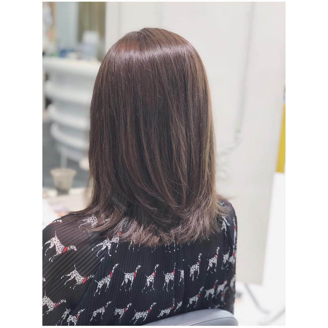 吉川まあこさんのインスタグラム写真 - (吉川まあこInstagram)「✴︎ 今月の髪事情💇‍♀️✨ ・ post1 2週間前にGUNHEEの寺田さん @tera0624_gunhee の#TRSカラー でツヤサラケアに😍 ・ 関東では月に１週間ほどしか予約を受けていないスペシャルトリートメント＆カラー💡 人気のため予約制限あって早めに予約しなきゃですが💦 このトリートメントのおかげで髪を結ばなくなりました😍 @gunhee_aoyama ・ ・ post2 今日air AOYAMAの志賀さん @shiga_noriyoshi にカットとカラーをお願いしました✨ ・ プラチナインディゴカラーでツヤのあるグレーブルーに😍 #絶妙 ・ 前髪カットと全体的に重くなってきてたので軽くしてもらったよ💡 ・ まだまだ伸ばしてみようと思います♡ ・ post3 春休みのためチャンベビ連れ たくさん遊んでもらい助かりました😭✨ ・ ・ #maako_beauty」3月25日 21時08分 - maako_hinahina