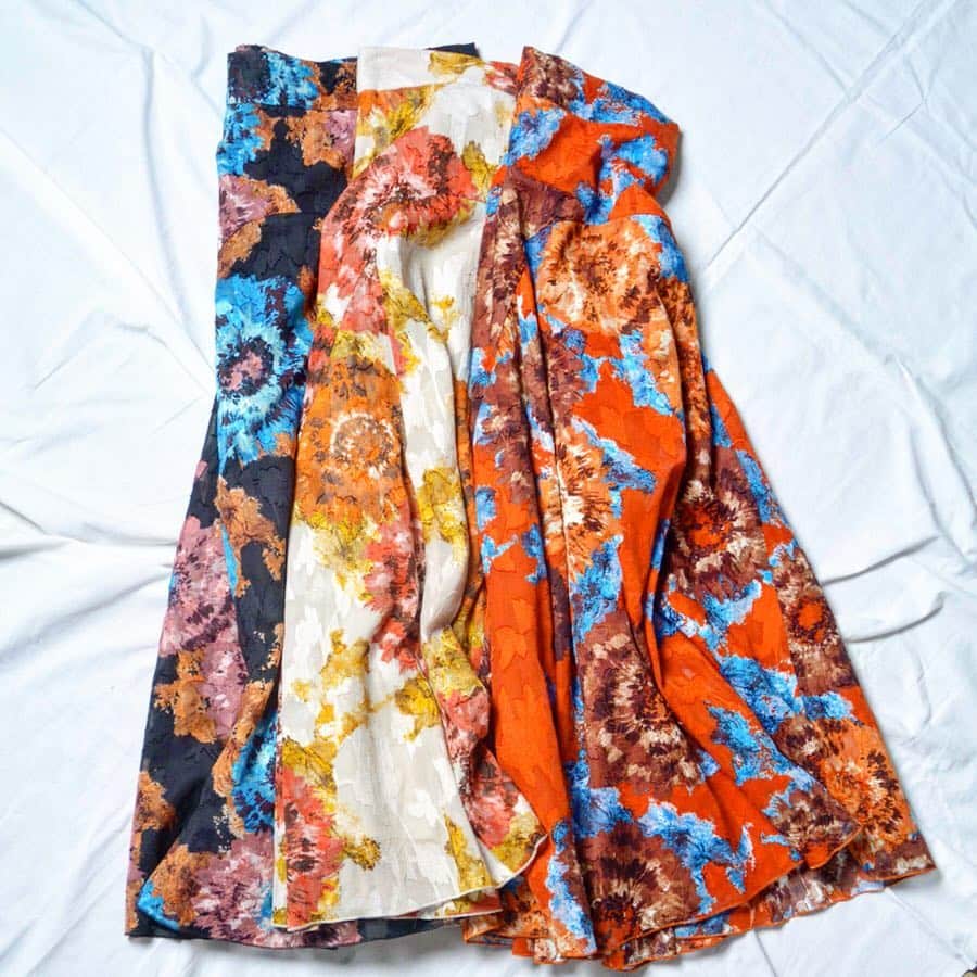 ジョンブルさんのインスタグラム写真 - (ジョンブルInstagram)「. JOHNBULL skirt lot.AK730 / ¥24,000+tax . JOHNBULL shirt lot.AS952 / ¥20,000+tax . ジャガード生地にオリジナルのダリアの花柄をプリントしたスカート。 . 同素材のオープンカラーシャツはワンピースのようにセットアップで着ても◎ . . #johnbull #johnbull privatelabo #womens #2019ss #spring #summer #glaringcolor #look #vintage #flower #shirts #skirts #pullover #ジョンブル #ジョンブルプライベートラボ #ヴィンテージフラワー #花柄 #シャツ #スカート」3月25日 21時08分 - johnbull_private_labo