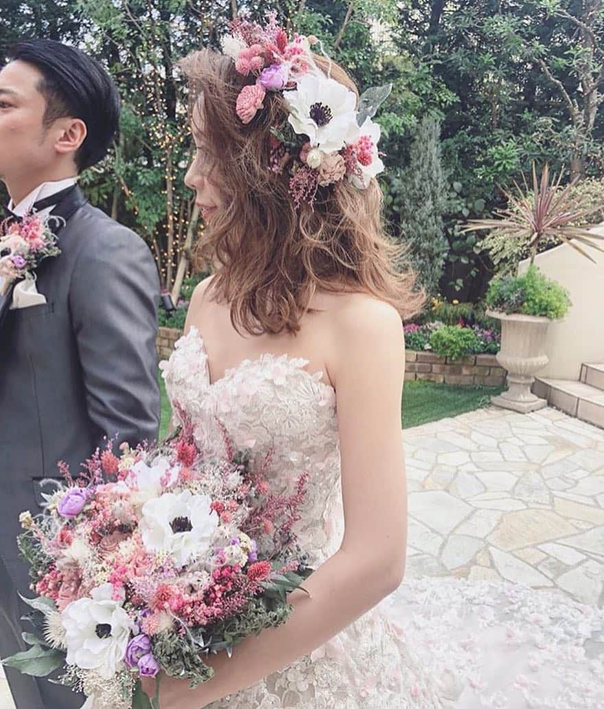 プレ花嫁の結婚式準備サイト marry【マリー】さんのインスタグラム写真 - (プレ花嫁の結婚式準備サイト marry【マリー】Instagram)「＊ ヘッドドレスのお花と ブーケのお花がお揃いデザインの、 とっても可愛い花嫁コーデ❤️✨ * ピンク系の細かい小花と アネモネは、相性ぴったりで 柔らかい雰囲気です🌸 * 完璧に可愛いトータルコーディネートで、 溢れ出る春らしさも素敵💭 新郎さんのブートニアも お揃いです🤵👏🏻 * photo by @brambly_ #プレ花嫁#卒花#卒花嫁#アネモネブーネ#ウェディングブーケ#ブライダルヘア#ウェディングヘア#ダウンスタイル#挙式ヘア#披露宴ヘア#ナチュラルウェディング#ラスティックウェディング#花嫁ヘア#2019春婚#2019夏婚#2019秋婚#2019冬婚#2020春婚#2020夏婚#2020秋婚#2020冬婚#結婚式準備#marryxoxo」3月25日 21時09分 - marryxoxo_wd