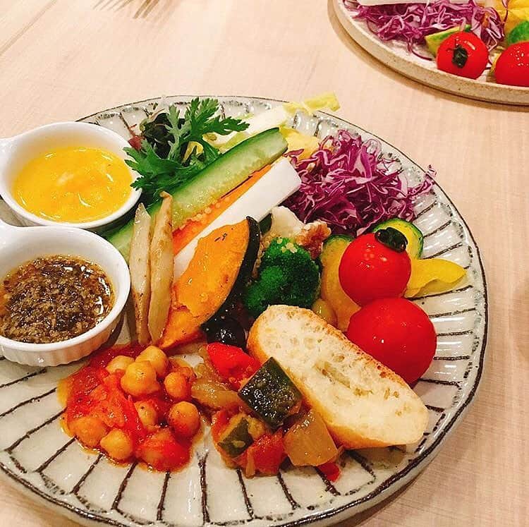 のインスタグラム：「. とってもカラフルで美味しそう😻 . オーガニック料理やオーガニックドリンクを投稿する時は是非「#ベジ部」と「#todaysvege」のハッシュタグをつけて投稿してください🌿 素敵な投稿はベジ部がリポストします！ みなさんで健康な毎日をシェアしましょう😊 . ベジ部には、オーガニックの楽しさを共有する無料のコミュニティがあります♪ オーガニックに関わる情報交換や交流の場として、ぜひお気軽にご参加ください✨ 詳しくはプロフィールのURLをチェック✔️ . Repost from @i_gohan7  先日行った、銀座のヴィーガン料理のお店🌿 ・ オーガニック野菜のビュッフェと ヴィーガン料理が食べられます☺︎ ・ 平日の夜行ったのでお客さんも少なくて、定員さんとオーガニック野菜やヴィーガンについて、たくさんお話しできました✨😆 ・ 値段についても、オーガニックかつヴィーガンのお店にしては行きやすいなと思います💕 ・ 味が濃くてどのお野菜もとってもおいしい♪ そして店内もオシャレ✨ ・ スイーツもあるし、ガッツリごはんメニューもたくさんあるので、また行きたいです〜＼(^^)／♪ ・ ・ ・ #nudishdeli&cafe #ヴィーガン #ビーガン #vegan #ビーガンカフェ #ビーガン料理 #オーガニック料理 #オーガニック野菜 #有機野菜 #サラダビュッフェ #銀座カフェ #料理好きな人と繋がりたい #器好き #管理栄養士 #マクロビ #マクロビオティック #ごはん記録 #vegewel #大地を守る会 #ベジ部 #todaysvege」