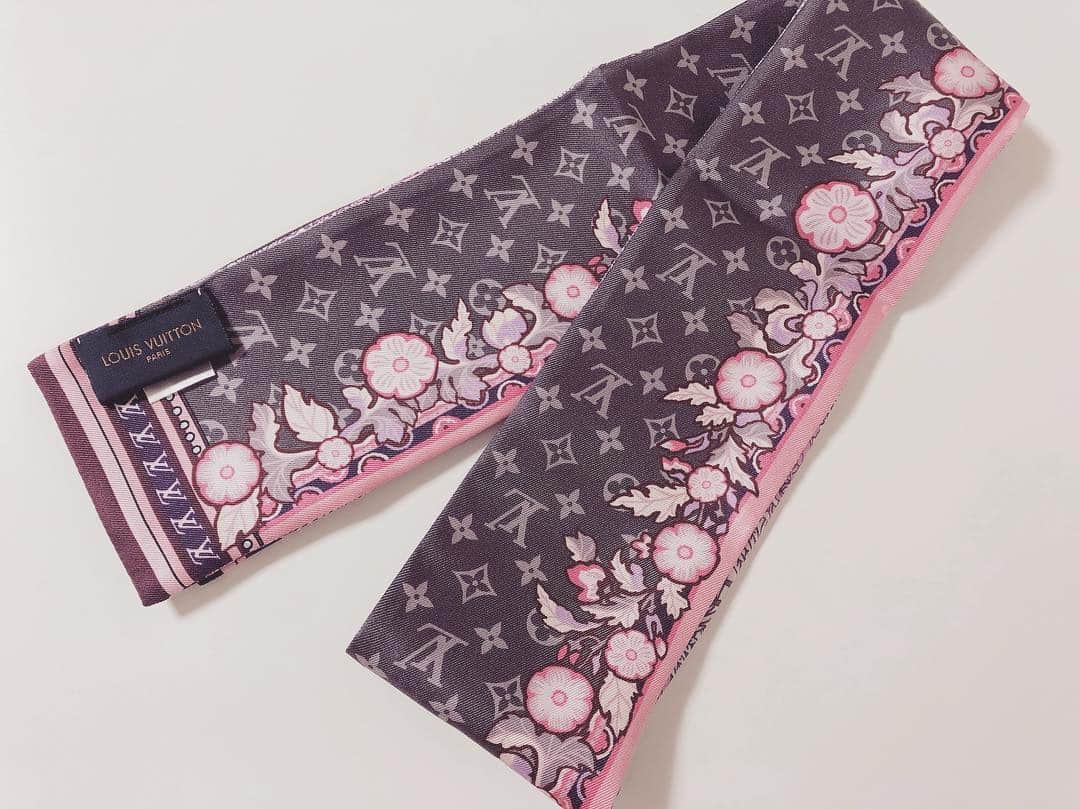 あいりさんのインスタグラム写真 - (あいりInstagram)「先日ホワイトデーのお返しに こちらをプレゼントしてもらいました🎁💕 バッグの持ち手に巻きつける新しいスカーフが欲しくて、リクエストしてました✨ ・ デザインも可愛いし、配色が私好み💕裏表でまた雰囲気が違うのもステキ🥰 大切に使おう❤️ ・ #プレゼント #ホワイトデー #夫 #主人 #旦那 #louisvuitton #ルイヴィトン #スカーフ #お気に入り #lv #ありがとう #感謝」3月25日 21時10分 - airi_happy