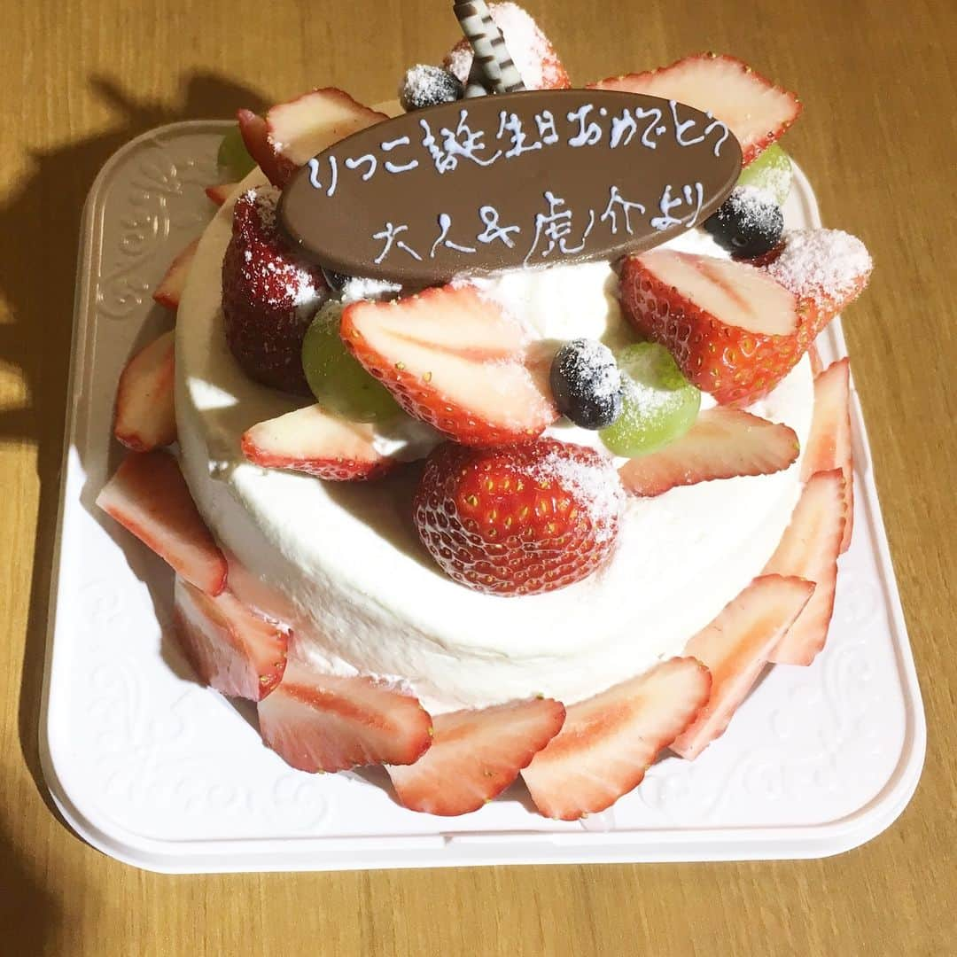 青山大人さんのインスタグラム写真 - (青山大人Instagram)「今日は妻の誕生日。切迫早産で入院中のため、病室でケーキだけのささやかなお祝い。何とか病院の面会時間までに間に合い安堵。  #つくば大学 #付属病院 #つくば #つくば市 #ルフロマージュ #土浦市田中町」3月25日 21時11分 - aoyamayamato