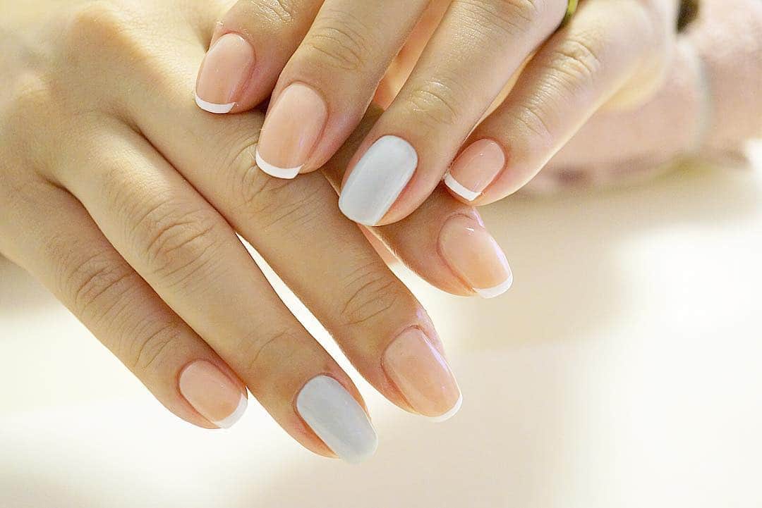 Kana Kobayashiさんのインスタグラム写真 - (Kana KobayashiInstagram)「お問い合わせ ☎︎07069989946 LINE🆔 @wno5786r #nail #jelnail #nailart #accessory #fashion #Anela #beauty #ジェルネイル #ネイルアート #表参道 #小林奏 #wedding #bridal #ウェディング #子連れok  #大人ネイル #ネイル #青山 #シンプルネイル #細フレンチ #フレンチネイル #ラインフレンチ #アイスブルー #春ネイル #白フレンチ」3月25日 21時15分 - anela_kana