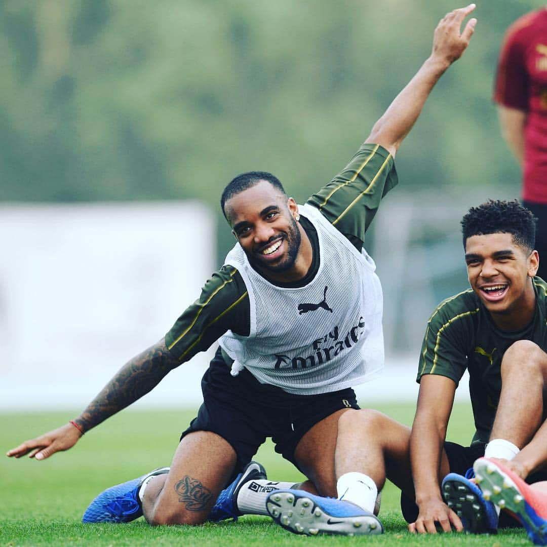 プレミアリーグさんのインスタグラム写真 - (プレミアリーグInstagram)「Celebration training ✈️ . @lacazettealex #PL #PremierLeague #Arsenal #Gunners」3月25日 21時17分 - premierleague