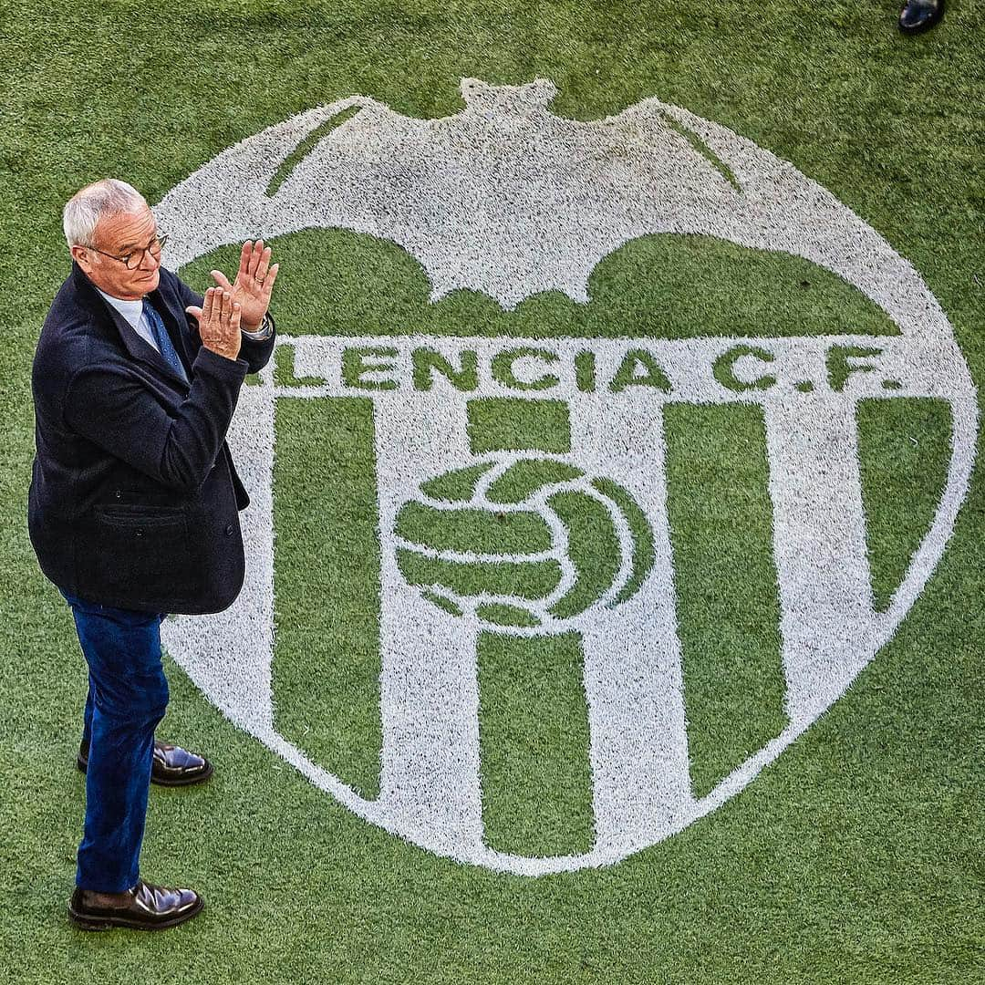 バレンシアCFさんのインスタグラム写真 - (バレンシアCFInstagram)「Welcome 🔙 Claudio Ranieri . Siempre con el escudo cerca de su 🖤🦇 . #amuntvalencia #valenciacf #vcfcentenari #mestalla #unsentimentetern #partidodeleyendas」3月25日 21時18分 - valenciacf