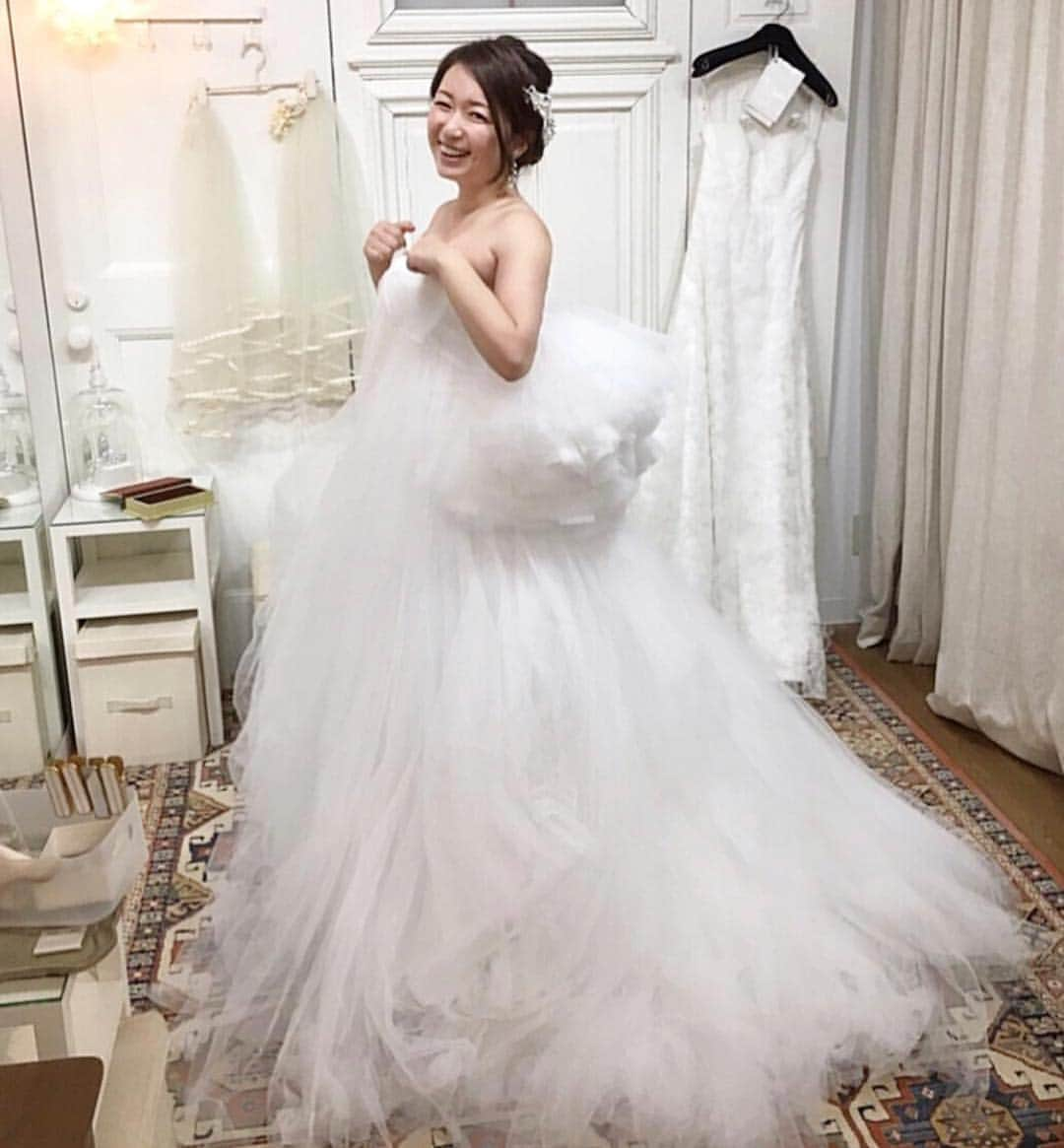 プレ花嫁の結婚式準備アプリ♡ -ウェディングニュースさんのインスタグラム写真 - (プレ花嫁の結婚式準備アプリ♡ -ウェディングニュースInstagram)「『天使の羽』ドレス5色✨photo10枚💓 * * こちらのお写真は * * 👗１着目： @funo_wedding さん 👗２着目： @wedding____25 さん 👗３着目：@miyu.wed さん 👗４着目：@c___s23wedding さん 👗５着目：@love_wd0922 さん * さんからリグラムさせていただきました💕ありがとうございました✨ * * #davidfielden で大人気の #カラードレス 💓通称 #天使の羽ドレス 🕊✨ * 今日は超レアカラーも含めた、グレイッシュブルー、ベージュ、パープル、ホワイト、ピンクをご紹介✨ * ふわふわなチュールのスカートに胸元の大きなリボン💓そしてなんといっても一番の魅力は天使のはねのようなボリューミーなふわふわチュールのバックスタイルですよね😍 * カバーはfuno_weddingさんオリジナルのグレイッシュブルーの天使の羽ドレス💕 * 可愛いだけでなく大人っぽいカラーが清楚な印象も与えてくれます💓✨ * 天使の羽ドレスは一部店舗限定の幻カラーがあるので、発見した方はとってもラッキーです☺️✨ * ぜひスワイプ👉🏻してほかのカラーもチェックしてみてくださいね❤ * * * ＼📷投稿お待ちしています／ * 花嫁はもちろん、業者さんも大歓迎✨ アナタのお写真をご紹介してもOKという方は、ぜひ #ウェディングニュース にお写真を投稿してください💕 * * ⬇︎関連アカウント⬇︎ * 💒式場検索 【 @weddingnews_concierge 】 👰マイレポ花嫁 【 @weddingnews_brides 】 * * その他、編集部からの連絡専用 @weddingnews_contact や、スタッフ個人の連絡用として @WN_xxxx（xxxは個人名）があります💕 * ………………………………………… ❤️WeddingNewsとは？ * * 花嫁のリアルな”声”から生まれた 花嫁支持率No1✨スマホアプリです📱💕 * * 🌸知りたい… #結婚式準備 に役立つ記事を毎日150件配信中♩ * 🌸見たい… インスタの #ウェディング 系投稿TOP100が毎日チェックできる＊IG画像の複数ワード検索も可♩ * 🌸叶えたい… #結婚式 関連の予約サイトが大集合♩ * 🌸伝えたい… 自分の結婚式レポ『マイレポ』が簡単に作れる♩先輩花嫁のレポが読める♩ * * @weddingnews_editor のURLからDLしてね✨ * * * #プレ花嫁 #結婚  #花嫁  #ウエディング #チュールドレス #ドレス選び #ドレス迷子 #ドレス試着 #披露宴 #お色直し #ウェディングドレス #ナチュラルウェディング #Aライン #ワンピース #2019夏婚 #2019秋婚 #日本中のプレ花嫁さんと繋がりたい #プレ花嫁準備 #二次会 #二次会ドレス #おしゃれさんと繋がりたい」3月25日 21時21分 - weddingnews_editor