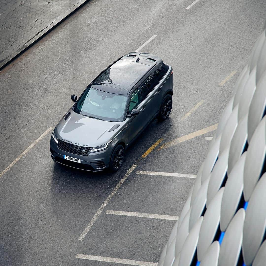 Land Roverさんのインスタグラム写真 - (Land RoverInstagram)「See things from a new angle. With refined performance and reductive design, the #RangeRover #Velar will change the way you see your city.  #4x4 #CarsofInstagram #Instacar #Design #AutomotiveDesign #Car #Cars #CityLife #CityStyle #CityLifestyle」3月25日 21時30分 - landrover