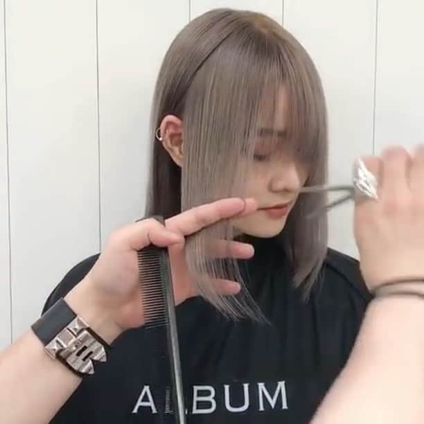 のインスタグラム：「✔style by @nobuhair ✔model by  @__ayaka12 【 #ALBUM動画_スタイリング_ボブ】 ↑別パターンはこちら↑ . cut + color ¥3,500~ double color ¥8,000~ treatment ¥2,000~ etc... ※店舗により料金が異なります。 . . パルージュ . . ◉カラー剤：イノアオイルカラ－ @lorealpro .. ◉ブリーチ剤：Schwarzkopf_FIBREPLEX @schwarzkopfjapan . ◉スタイリング剤：ナプラポリッシュオイル @napla_official .. ◉ライクトリ－トメント @like.osupull.official . . こちらのスタイルは 新宿店のNOBU（ @nobuhair ） が担当いたしました！ . 何かご不明点がございましたら お気軽にコメントください。 . 担当スタイリストからも コメントいたします！ . ALBUM（ @album_hair ） . . 【お問い合わせ先】 ALBUM OFFICE TEL / ‪03-6712-5547‬ FAX / ‪03-6712-5548‬ MAIL / info@album-hair.com . . . #ボブ #切りっぱなしボブ #アイロン #美容室 #ヘアスタイル #ヘアセット #カット #スタイリング #カラー #ハイライト #グレージュ #外国人風カラー #グラデーションカラー #ハイライトカラー #外国人風 #美容師 #髮型 #髮型師 #髮型設計#攝影 #染髮 #发型 #護髮 #日系髮型#ทรงผม #헤어 #염색 #단발머리 #haircolor」