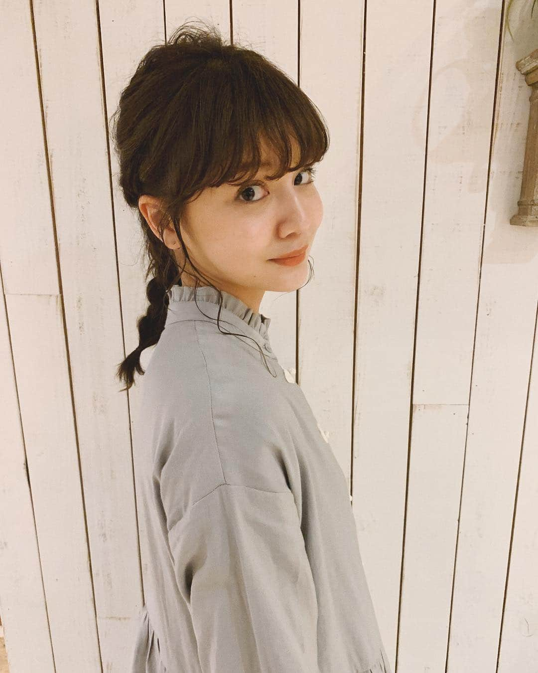 村田倫子さんのインスタグラム写真 - (村田倫子Instagram)「ヘアアレンジしてもらったです✌︎ 実は今、大阪にいます。 今日は東京でも通っているlittleへ☺︎ 昔ヘアショーでお世話になった なぎちゃんに会いにゆきました。 いつも担当してくれてるこだまちゃんも 来てたの〜（＾_＾）♡ お昼はカレーを食べにいき🍛 そして今は串かつ食べております、、、 (食い倒れツアーする!) #hairarrange」3月25日 21時23分 - rinco1023