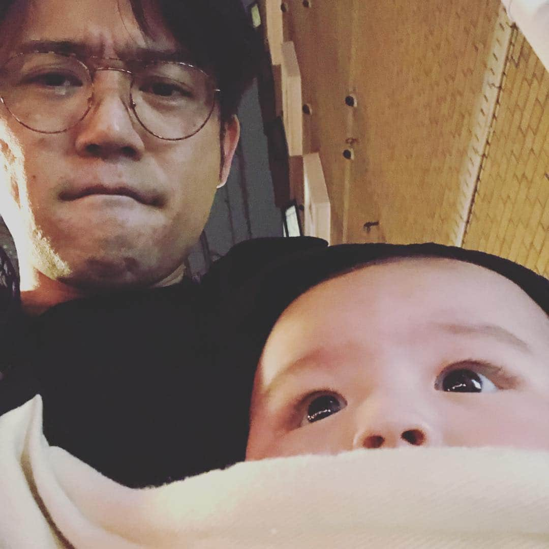 岡田義徳さんのインスタグラム写真 - (岡田義徳Instagram)「今日は、夫婦共々仕事の為、友人に我が子を預け、お迎えをしてその帰り道。 我が子はいつもスリングの中から世の中を見つめ勉強してます！ #岡田義徳 #我が子 #スリング #ベビーシッター」3月25日 21時24分 - yoshinori_okada_44