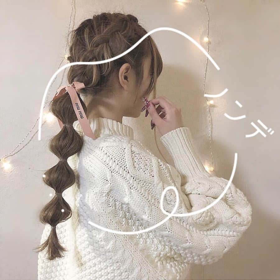 Nom de plumeさんのインスタグラム写真 - (Nom de plumeInstagram)「簡単ヘアアレンジといえば、﻿ たまねぎヘアが人気🍒﻿ ﻿ 下の方で結ぶ場合は、﻿ トップを編み込んでも﻿ かわいいよね💕﻿ ﻿ 結び目を髪の毛で隠したり、﻿ リボンでアレンジしたり、﻿ お揃いにしてもかわいいよ🎀✨﻿ ﻿ 隙間を開けて結び目を作り、﻿ その間を丸くなるように引き出してね！﻿ それだけでたまねぎヘアに💭﻿ ﻿ ﻿﻿ 🎀photo by 🎀﻿﻿ ・﻿@mimi__627 ・@k_mi622 ・@ren.eclair ﻿﻿ ◇◇◇◇◇◇◇◇◇◇◇◇◇◇◇◇◇◇◇◇◇◇◇◇◇◇◇◇◇﻿﻿ ﻿﻿ #nomdeplume #ヘアアレンジ #ヘアアレンジ簡単 #リボン #ヘアアクセサリー #たまねぎヘア」3月25日 21時26分 - nomde_official