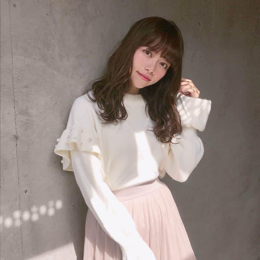 のインスタグラム：「. . #ももこーで 🍑 ▫️Knit / #toccocloset . ▫️Skirt / #supremelala . まだ寒いから、春ニット着てるよ✨ . . . . . . . . #sサイズ#155cm #今日のコーデ#きょコ#code#女の子#プチプラコーデ#お洒落さんと繋がりたい#코디#스타일링#패션스타그램#데일리#데일리룩#옷스타그램#女の子#sexy#followme#cordinate#outfit#ootd#チュールスカート#白ニット」