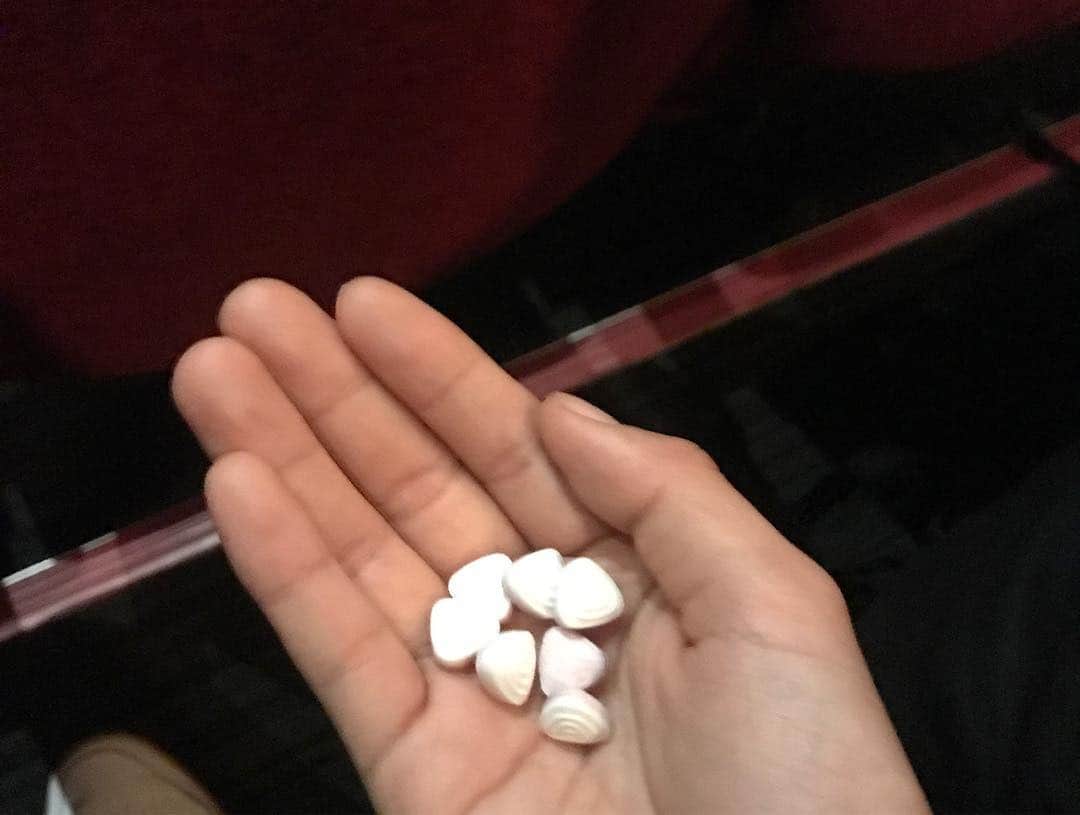 わちみなみさんのインスタグラム写真 - (わちみなみInstagram)「明日は﻿ ﻿ 劇団さまぁ〜ずの旗揚げ公演﻿ ﻿ 新説 桃太郎🍑﻿ ﻿ 19時〜﻿ ﻿ 出演いたします✨﻿ ﻿ ﻿ わたしが自分に課したバク転、﻿ ﻿ 成功するのか⁉️﻿ ﻿ ﻿ 今日も昨日も稽古続きでしたが﻿ ﻿ 笑いが止まりません☺︎﻿ ﻿ 劇団の仲間に入れてもらえて﻿ 本当によかった...♩﻿ ﻿ 明日は精一杯楽しみます(๑˃̵ᴗ˂̵)❗️ 4枚目は 今日リハーサルで @kashioatsuki  カシオくんがくれた フリスク。サプリの量。  #わちみなみ #劇団さまぁ〜ず #草月ホール #楽しみ」3月25日 21時27分 - wacchime