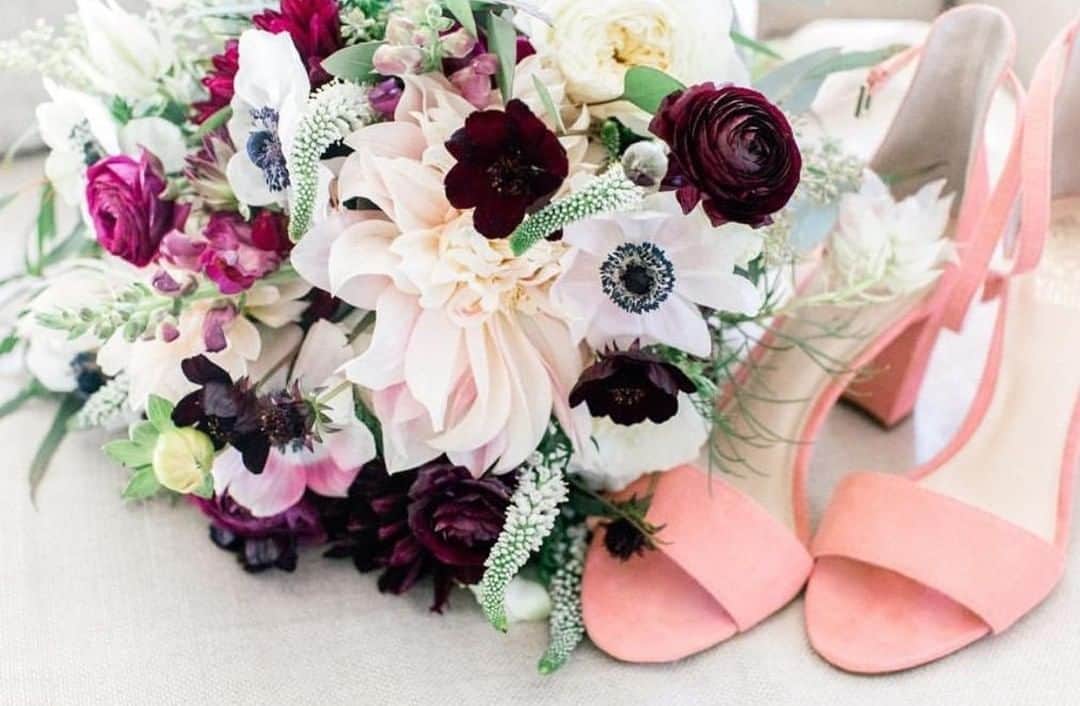 ヴィンスカムートさんのインスタグラム写真 - (ヴィンスカムートInstagram)「Bridal shoes & fresh blooms! (📸 byhalie) #vincecamuto #weddingseason」3月25日 21時30分 - vincecamuto