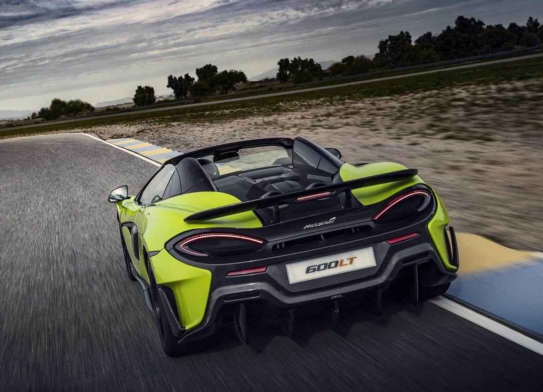 McLaren Automotiveさんのインスタグラム写真 - (McLaren AutomotiveInstagram)「Cooler is better. With such a rush of power, the engine in the #600LTSpider it needs cool air, lots of it. Do you know what design features help clean cool air interact with the 3.8ltr V8?」3月25日 21時30分 - mclarenauto