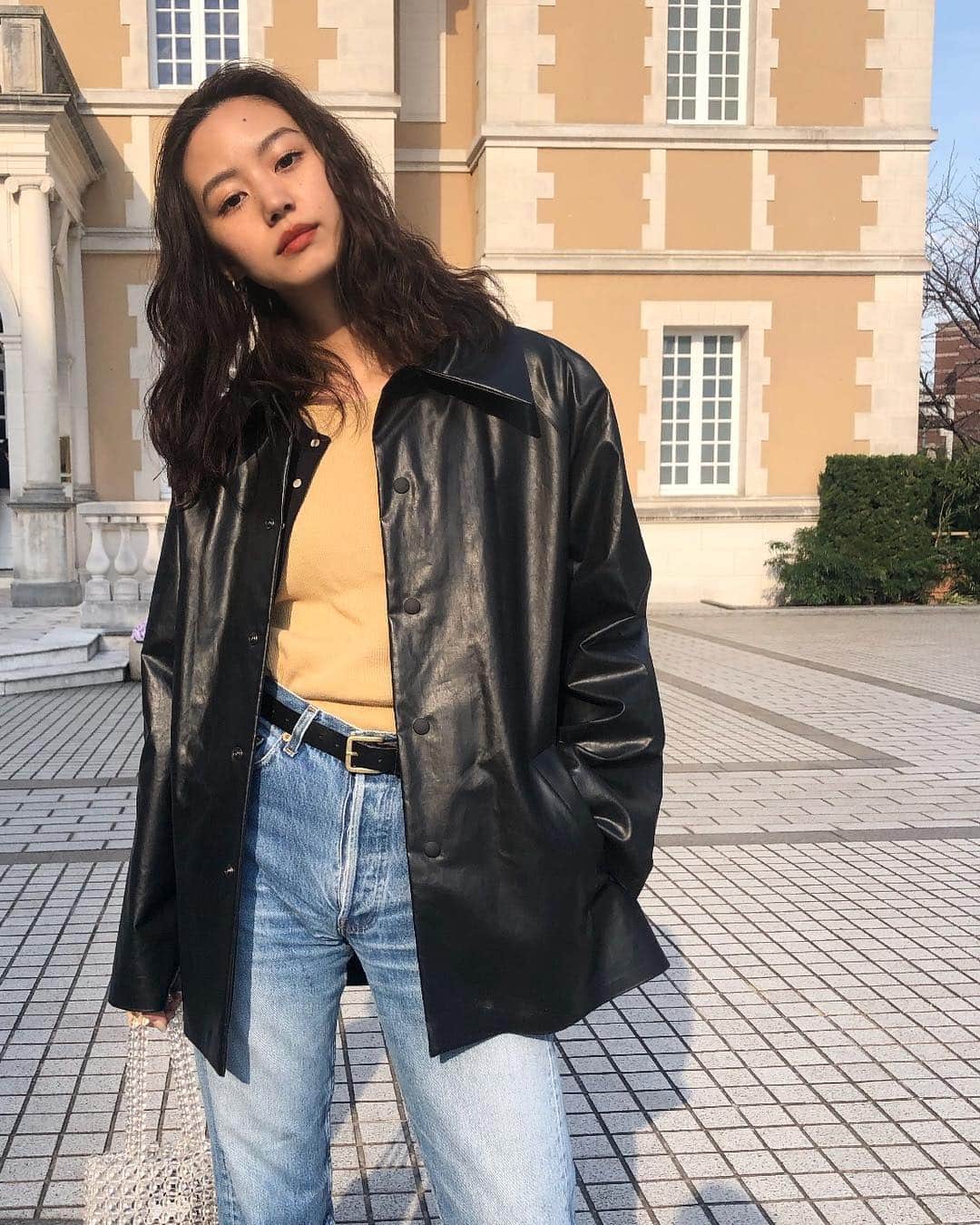 Shiho Sasakiのインスタグラム：「暑かったり寒かったり 皆さん体調壊してないですか？🌡 最近何を着て出かけるのがベストか分かりません。笑 写真のTOPSとDENIMが @moussyofficial だよ✨ #MOUSSY#MOUSSYSNAP#MOUSSYJEANS」