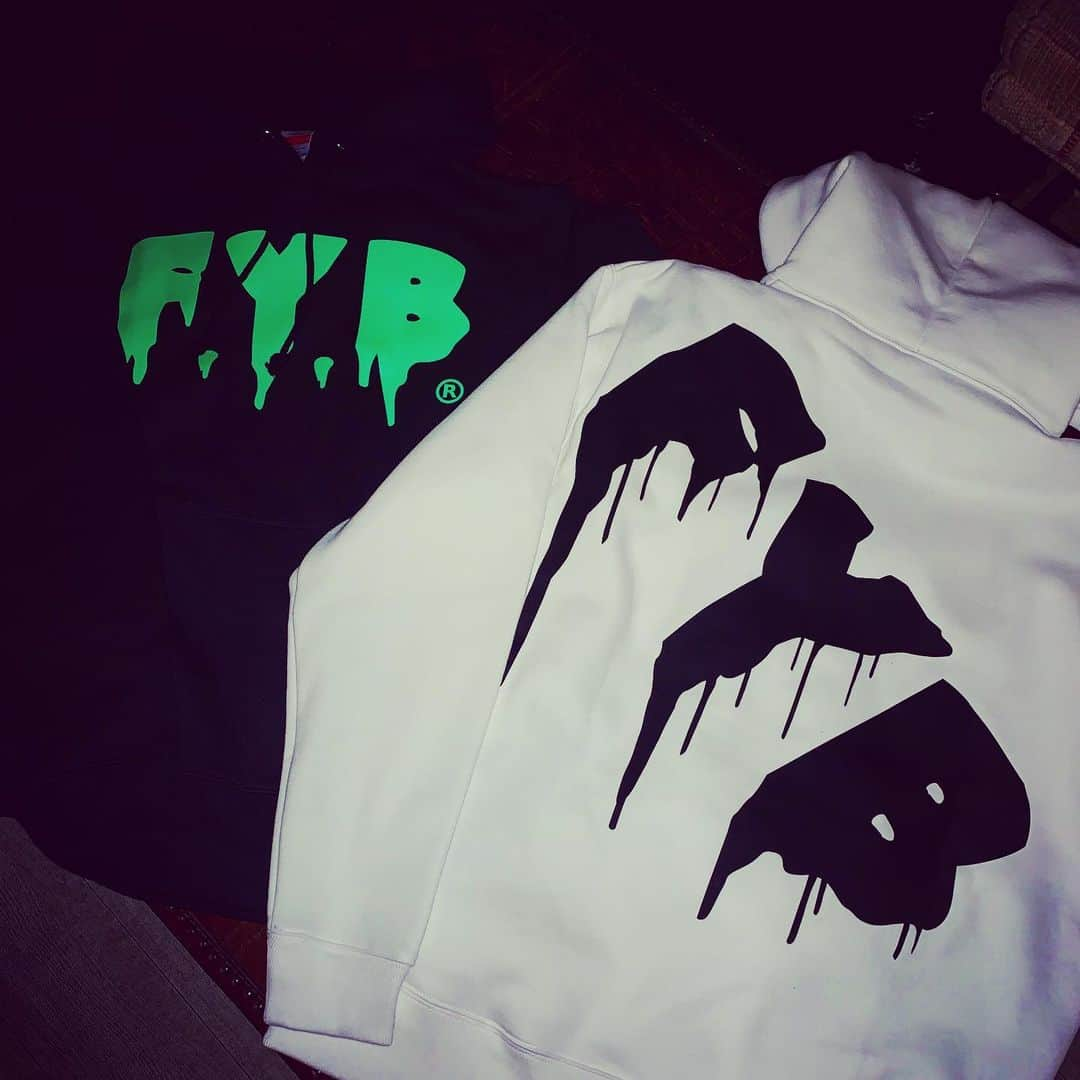 f.y.b_officialさんのインスタグラム写真 - (f.y.b_officialInstagram)「大人気のF.Y.Bオリジナルパーカー & Tシャツ、各種サイズ追加で取り揃えております‼︎ . 店頭にてぜひスタッフまでお尋ねください。 . #FYB #FYBOSAKA #日本に革命を起こしたBAR」3月25日 21時33分 - f.y.b_osaka