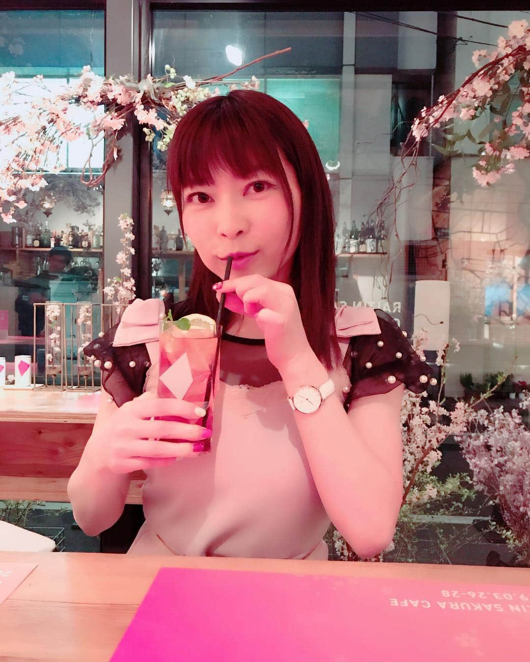 DJ MIYAさんのインスタグラム写真 - (DJ MIYAInstagram)「わぁーい❤️🌸お花見の気分💓🌸このカフェの中も、桜が綺麗〜！ 明日から、3日間限定で虎ノ門に『ライジンカフェ』がオープンするよーぉ💓 .  大正製薬さんの新商品の ライジンサクラってゆうドリンクー💓が、ノンアルorアルコール入りのカクテルとで楽しめます💓 . それに、サクラづくしの見た目も華やかなランチメニューが めっちゃめっちゃ美味しいの❤️ お花見の🌸ごちそうって感じ！ . さくさくのお魚のフライが特に気に入っちゃいましたぁ🎀 美味しかった❤️ .  3日間限定なので、虎ノ門の西新橋 TREX TORANOMON CAFE @trex_toranomon_cafe ́にぜひ行ってみてね💓 .  ピンクで鮮やかな可愛いめっちゃ可愛い❤️ピンク色でお花見に🌸ぴったりだよねーん💓 . .  それに、飲みやすいのーぉ♪(๑ᴖ◡ᴖ๑)♪ .  ピンクで見た目もかわいいRAIZINカクテルを楽しめるカフェが3月26日からオープンするよー💓 、ぜひ行ってみてね💓♪(๑ᴖ◡ᴖ๑)♪ 限定カフェの場所→ TREX TORANOMON CAFÉ  #RAIZINSAKURA #今日のメイク #RAIZINSAKURACAFE　 #PR #お花見コーデ #ファッションブロガー #お花見 #今日のファッション #ブロガー #期間限定 #今日のコーデ #桜  #インスタグラマー #インフルエンサー #虎ノ門 #大正製薬 #ドリンク #ピンク好き #ファッション  #花柄コーデ #さくら #カフェ巡り  #レセプション #新橋 #インスタ映え料理」3月25日 21時33分 - dj_miya