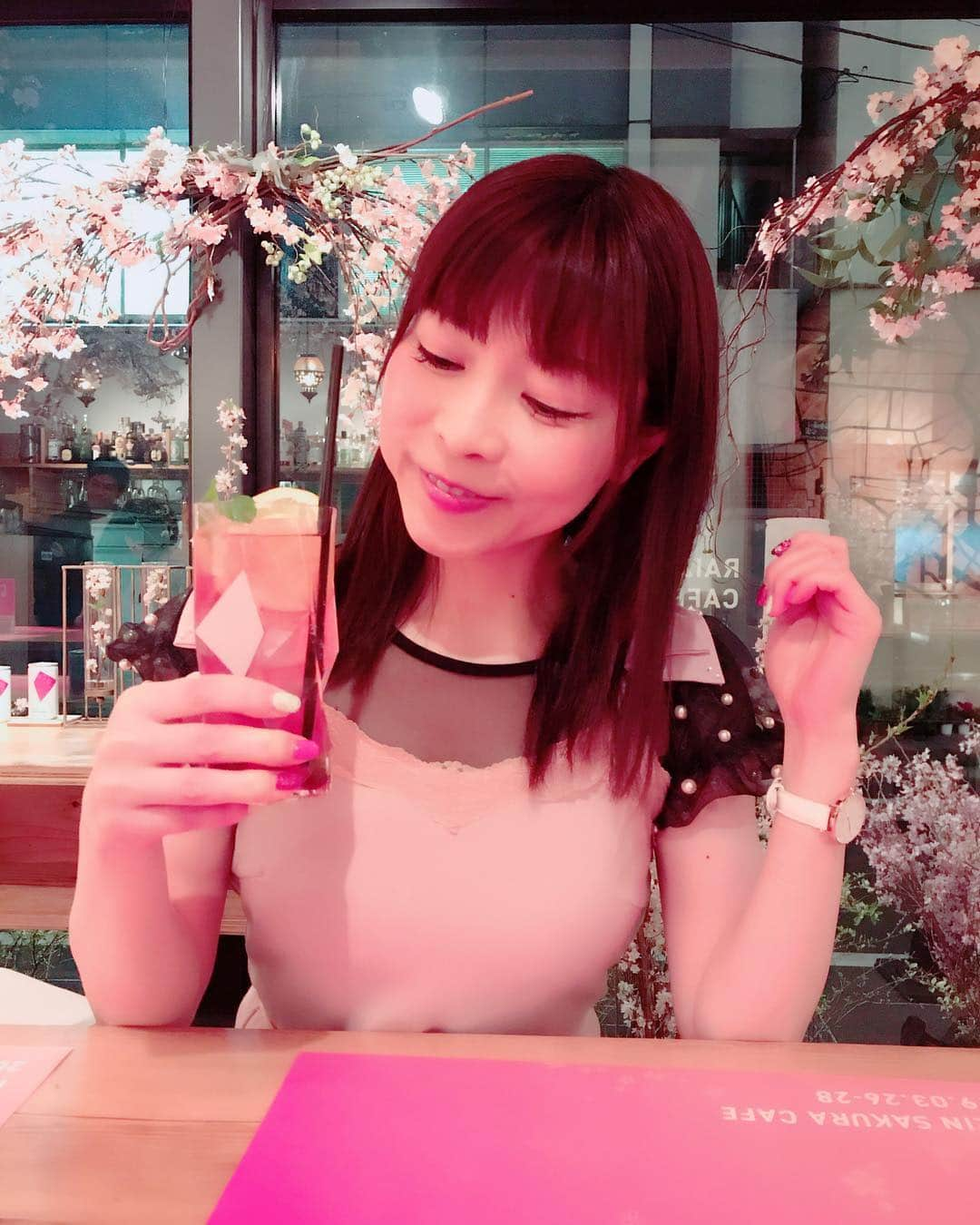 DJ MIYAさんのインスタグラム写真 - (DJ MIYAInstagram)「わぁーい❤️🌸お花見の気分💓🌸このカフェの中も、桜が綺麗〜！ 明日から、3日間限定で虎ノ門に『ライジンカフェ』がオープンするよーぉ💓 .  大正製薬さんの新商品の ライジンサクラってゆうドリンクー💓が、ノンアルorアルコール入りのカクテルとで楽しめます💓 . それに、サクラづくしの見た目も華やかなランチメニューが めっちゃめっちゃ美味しいの❤️ お花見の🌸ごちそうって感じ！ . さくさくのお魚のフライが特に気に入っちゃいましたぁ🎀 美味しかった❤️ .  3日間限定なので、虎ノ門の西新橋 TREX TORANOMON CAFE @trex_toranomon_cafe ́にぜひ行ってみてね💓 .  ピンクで鮮やかな可愛いめっちゃ可愛い❤️ピンク色でお花見に🌸ぴったりだよねーん💓 . .  それに、飲みやすいのーぉ♪(๑ᴖ◡ᴖ๑)♪ .  ピンクで見た目もかわいいRAIZINカクテルを楽しめるカフェが3月26日からオープンするよー💓 、ぜひ行ってみてね💓♪(๑ᴖ◡ᴖ๑)♪ 限定カフェの場所→ TREX TORANOMON CAFÉ  #RAIZINSAKURA #今日のメイク #RAIZINSAKURACAFE　 #PR #お花見コーデ #ファッションブロガー #お花見 #今日のファッション #ブロガー #期間限定 #今日のコーデ #桜  #インスタグラマー #インフルエンサー #虎ノ門 #大正製薬 #ドリンク #ピンク好き #ファッション  #花柄コーデ #さくら #カフェ巡り  #レセプション #新橋 #インスタ映え料理」3月25日 21時33分 - dj_miya