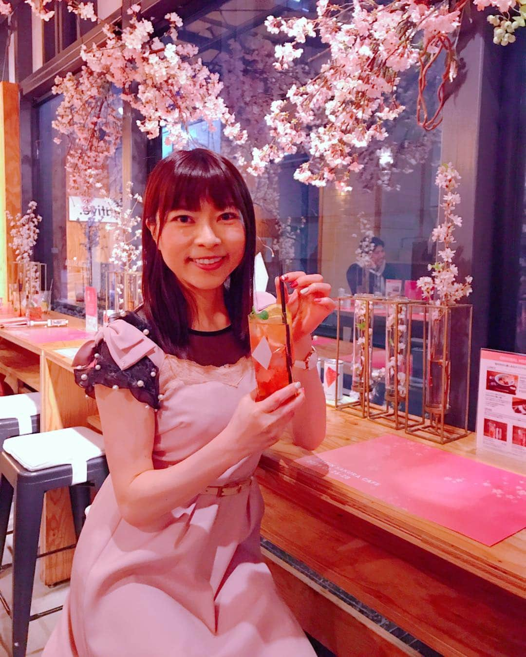 DJ MIYAさんのインスタグラム写真 - (DJ MIYAInstagram)「わぁーい❤️🌸お花見の気分💓🌸このカフェの中も、桜が綺麗〜！ 明日から、3日間限定で虎ノ門に『ライジンカフェ』がオープンするよーぉ💓 .  大正製薬さんの新商品の ライジンサクラってゆうドリンクー💓が、ノンアルorアルコール入りのカクテルとで楽しめます💓 . それに、サクラづくしの見た目も華やかなランチメニューが めっちゃめっちゃ美味しいの❤️ お花見の🌸ごちそうって感じ！ . さくさくのお魚のフライが特に気に入っちゃいましたぁ🎀 美味しかった❤️ .  3日間限定なので、虎ノ門の西新橋 TREX TORANOMON CAFE @trex_toranomon_cafe ́にぜひ行ってみてね💓 .  ピンクで鮮やかな可愛いめっちゃ可愛い❤️ピンク色でお花見に🌸ぴったりだよねーん💓 . .  それに、飲みやすいのーぉ♪(๑ᴖ◡ᴖ๑)♪ .  ピンクで見た目もかわいいRAIZINカクテルを楽しめるカフェが3月26日からオープンするよー💓 、ぜひ行ってみてね💓♪(๑ᴖ◡ᴖ๑)♪ 限定カフェの場所→ TREX TORANOMON CAFÉ  #RAIZINSAKURA #今日のメイク #RAIZINSAKURACAFE　 #PR #お花見コーデ #ファッションブロガー #お花見 #今日のファッション #ブロガー #期間限定 #今日のコーデ #桜  #インスタグラマー #インフルエンサー #虎ノ門 #大正製薬 #ドリンク #ピンク好き #ファッション  #花柄コーデ #さくら #カフェ巡り  #レセプション #新橋 #インスタ映え料理」3月25日 21時33分 - dj_miya