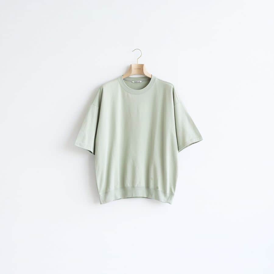 のインスタグラム：「【AURALEE】 - 2019  Spring&Summer - ﻿﻿ 滑らかな肌触りと光沢がある上品な、ビッグシルエットのスウェットビッグTEE。  ロングスリーブと同素材ですが、こちらも程よく肉厚な生地感で、早い時期から使用できるアイテムとなっています。 ﻿ ﻿ ﻿ 【AURALEE】﻿ コンセプトは「自分たちが思う本当に良い素材を提案する事、その素材を使い、上質な軽さを表現する事」。布帛、ニット、カットソーにわたり、素材作りからデザインと考え、高い技術に裏打ちされた日本屈指の生産背景で作り込んだ素材の個性を十分に活かし、決して気取らず、毎日着る事に適した上質な軽さを感じられる洋服を提案。﻿ ﻿﻿﻿ ﻿﻿ ﻿﻿ ﻿﻿﻿ Sweat tee :【AURALEE】¥13,000+tax﻿﻿﻿ ﻿﻿﻿ ﻿﻿﻿ ﻿﻿﻿ ﻿﻿ #edifice #auralee #menssweat #sweatshirt #mensfashion #mensstyle #menswear #bigtee #bigsilhouette #menwithclass #menwithstyle #mensclassic #mensclothing #mensclothes #dapper #dapperman #dapperstyle #エディフィス #オーラリー #2019ss」