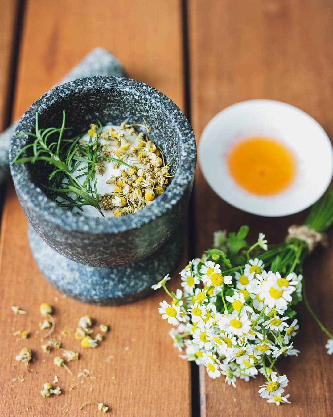 Andaz Tokyo アンダーズ 東京さんのインスタグラム写真 - (Andaz Tokyo アンダーズ 東京Instagram)「Hay fever got you down? 😷🤧😪 Known for its many benefits, chamomile aides in relaxation and even boasts anti-allergenic effects to help you actually enjoy the warmer spring weather 😊🌸 Book your Chamomile Healing treatment now! 🌼 https://bit.ly/2QkPu5s 🌱 カモミールは心身をリラックスさせるだけでなく、抗アレルギー作用により花粉症の症状を軽減し、ヘアケアに使用すると髪に艶を出す効果が期待できます。🤗 カモミール ヒーリング 🌼 https://bit.ly/2QiSnnd . #wellness #spring #spa」3月25日 21時47分 - andaztokyo