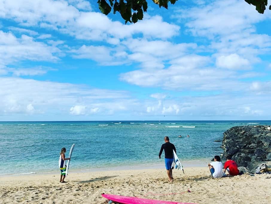 川田御早希さんのインスタグラム写真 - (川田御早希Instagram)「アラモアナ・ボウルズで初めてのサーフィンに挑戦！ インストラクターは、テディさん  #初サーフィン挑戦 #初めてのサーフィン  #アラモアナボウルズ  #引き寄せ #上機嫌 #いい気分 #今幸せでいよう #今を楽しむ」3月25日 21時48分 - misaki_kawada