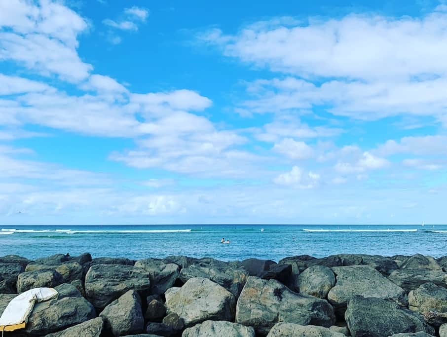 川田御早希さんのインスタグラム写真 - (川田御早希Instagram)「アラモアナ・ボウルズで初めてのサーフィンに挑戦！ インストラクターは、テディさん  #初サーフィン挑戦 #初めてのサーフィン  #アラモアナボウルズ  #引き寄せ #上機嫌 #いい気分 #今幸せでいよう #今を楽しむ」3月25日 21時48分 - misaki_kawada