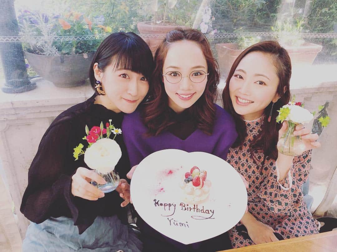 松原凜子さんのインスタグラム写真 - (松原凜子Instagram)「♡﻿ ﻿ ふふふふはははは。﻿ 何度見返してもニコニコ☺️してしまいます♡﻿ ﻿ ゆうみちゃんのお誕生日をサプライズでお祝いしました！🎂﻿ ﻿ まず、さやちゃんと2人だと思い込んでお店へ来るゆうみちゃん。﻿ ﻿ 店先のインスタ映えスポットでさやちゃんのカメラマンをしている松原を発見して、えー？！もーーー！！と喜んでくれるゆうみちゃん。﻿ ﻿ そして、３人で楽しくお食事をしていると、ケーキを持って登場する小野田龍之介様。﻿ ﻿ 大きい目が更に大きくなった顔が忘れられん😤💗﻿ さやちゃん、いつも素敵なお店を予約してくれてありがとう😭  #咲妃みゆ  #木南清香  #小野田龍之介  #松原凜子 #お誕生日おめでとう  #皆を幸せにする力を持った人 ﻿#ゴースト」3月25日 21時40分 - rinko_matsubara