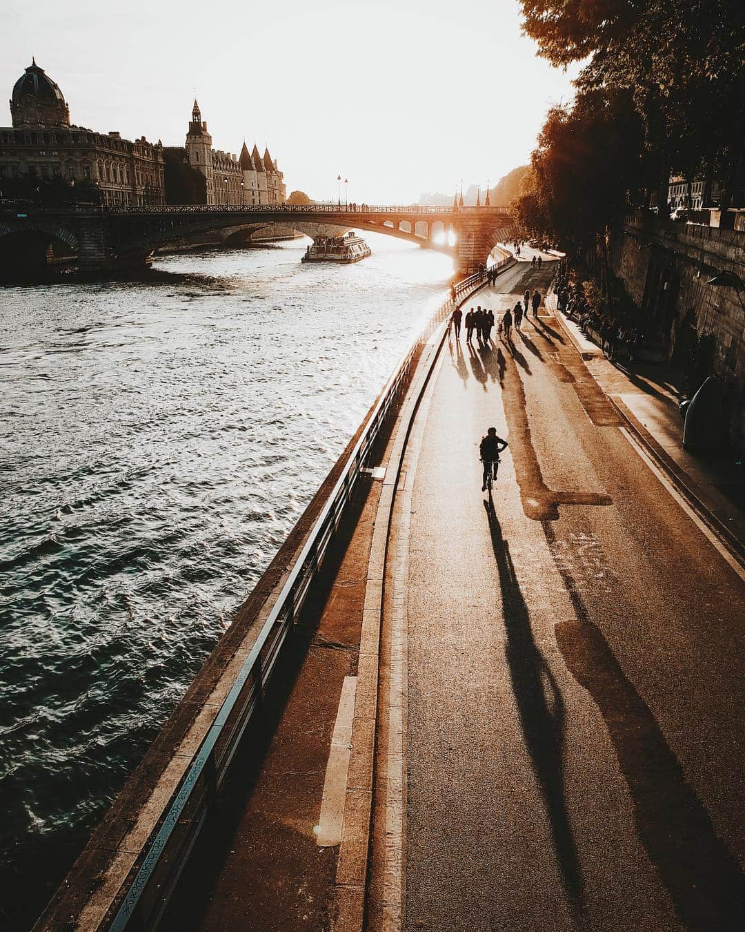 Putri Anindyaのインスタグラム：「Light and shadows #withgalaxy // dreaming of walking around the Seine river in this city that i called second home. . . #galaxys9 #samsung」