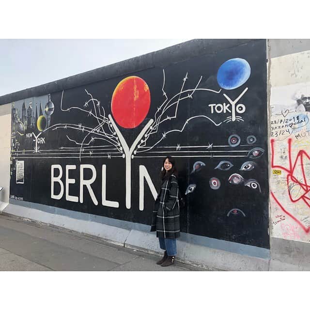 山田真以さんのインスタグラム写真 - (山田真以Instagram)「オフだったので、ドイツのベルリンに行ってきました🇩🇪 私たちの住む、ポーランドのシュチェチンはポーランドとドイツの国境付近に位置していて、ベルリンまでは車で2時間弱🚗💭 行ってみたかったベルリンの壁を見に行きました。 写真にあるイーストサイドギャラリーは、1.3キロにも渡り、現存されている壁の中では最長だそうです。 ここは、オープンギャラリーとして開放されていて、壁には21カ国118名ものアーティストによって描かれたアートを見ることが出来ます。 中には、日本の富士山🗻のアートもありました！ 特に有名なのが、男性2人のキスのアート。 “兄弟キス”とか”独裁者のキス”と呼ばれる作品だそうですが、旧ソ連のブレジネス書記長と旧東ドイツのホーネッカー書記長が描かれています。 戦後の東ドイツを支配していた旧ソ連と旧東ドイツの密接な関係を皮肉している絵だそうです。 初めてポーランドに来る時、ベルリンの空港から車でポーランド入りをしたのですが、運転手さんが”あの線からこっちがロシアだったんだよ”と教えてくれました。 実際に壁を見ると、そんなに高い壁には思えなかったけれど、当時の人にはこの壁の”こちら側とあちら側”が大きく違い、とてつもなく大きな存在だったんだろうな、と感じました。  分断されていた時代、経済発展を遂げた西ドイツに東ドイツの人々が目指すようになり、民衆の移動を阻止しようと作られたベルリンの壁ですが、それでも人々が西ドイツを目指すことは変わらず、頭を悩ませた当時の旅券局長が外国旅行を無条件で認める、出国ビザを遅滞なく発行する、という規制緩和を打ち出すのですが、この政策を閣議の前に発表してしまったシャポウスキーという方の勘違いによってベルリンの壁は開放され、長きに渡る冷戦が幕を閉じたそうです。 この出来事は歴史上もっとも素晴らしい勘違い、と称されているそう。 勘違いが平和を生むなんて… 世界で争われている出来事も、小さなきっかけひとつで前向きに変わるといいのにな。 #せっかく行ったので #一緒に歴史も勉強 #ひとりの男の勘違い #ドイツ#ベルリン#ベルリンの壁#平和#旅行#旅#ドライブ#海外生活#Germany#Berlin#wall#berlinwall#trip#travel#drive#life#peace#instagood#🇩🇪」3月25日 21時47分 - maaai.yamada