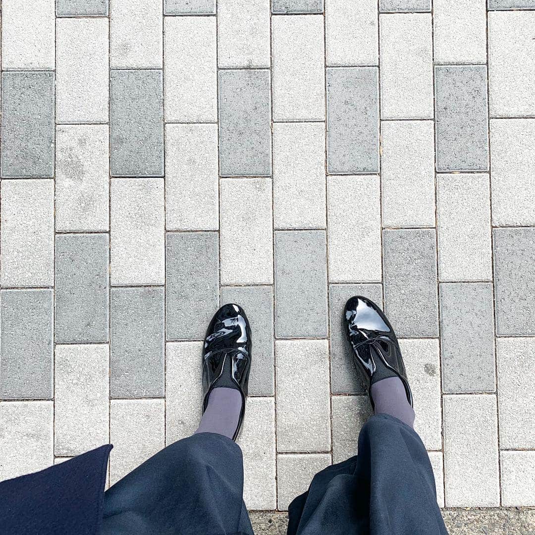 佐藤友子さんのインスタグラム写真 - (佐藤友子Instagram)「エナメルのフラットジャズシューズを買いました。  あたらしい靴を買うこと自体が本当に久しぶり。  エナメルならではの光沢感含めて足元が新鮮になるって、気分があがりますねぇ〜。 ・ #クラウン #CROWN」3月25日 21時51分 - tomokosato_hokuohkurashi