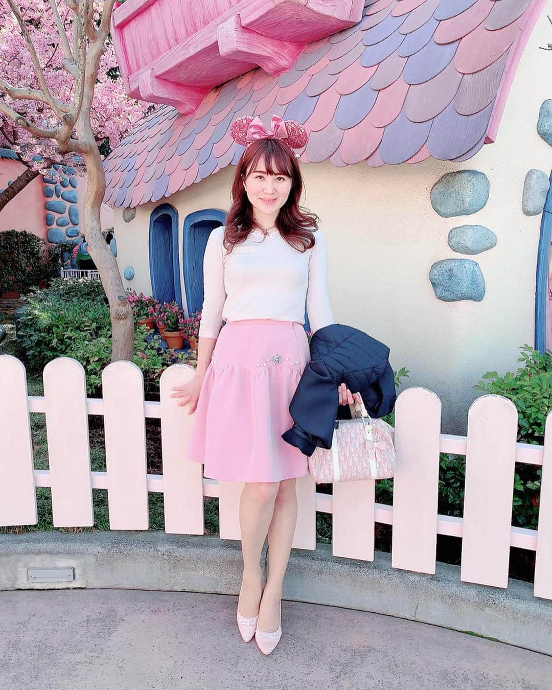 Miku Hirata 平田未来さんのインスタグラム写真 - (Miku Hirata 平田未来Instagram)「Loves many flowers especially pink ones💐 #トューンタウン にある、#ミニーちゃんのお家 💓🏡ディズニーランドではここめがけて行きました笑 * * 少し前ですが、きれいにピンクの桜(早咲の河津桜とかかな…🌸)が咲いてました💓 すごく可愛かったので、 また来年この時期行きたいです☺️💓 * * また私の変な声入りの動画もつけました笑 #長男3歳 のお誕生日でいきましたが、 #バースデーディズニー のシールは次男に貼り付けるし💮 みんなで写真撮ろうとしても暴れて、ひどい絵になりました…😭 * 元気が1番とはいえ、元気すぎる2人とも🧒👶💓💦 春からも新生活頑張ります🌸📛 * #東京ディズニーランド35周年  #tokyodisneyland35th #tokyodisneylandhotel #ディズニーランドリゾート #子連れディズニーランド #子連れディズニー #ディズニーランドデビュー #ディズニーランドコーデ #お誕生日ディズニー #ミニーちゃんのカチューシャ #ディズニーグッズコレクション #ディズニーコーディネート #ミニーちゃんコーデ #chesty #チェスティ #toccocloset #トッコクローゼット #ママコーディネイト  #いいね返し #いいねした人全員フォローする」3月25日 21時52分 - miku.hirata