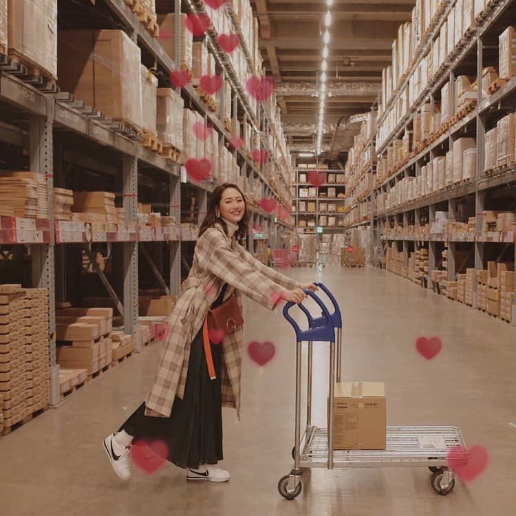 小林ようのインスタグラム：「わーい . #❤️ #shopping #ikea #shoppingcart #ootd #fashion #checked #tokyo #model #japan #小林のootd」