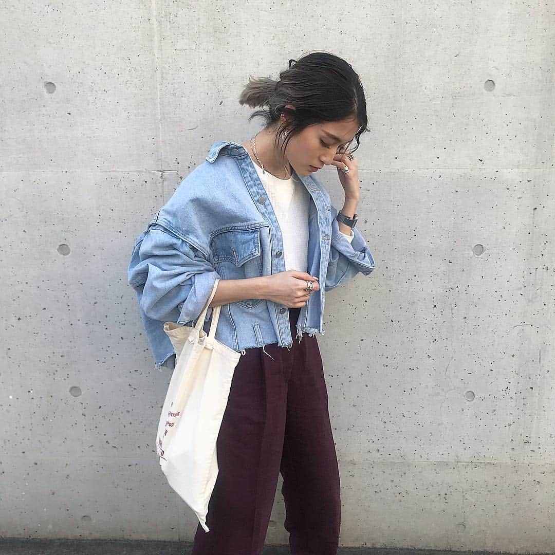 のインスタグラム：「. 今日も @flugge_official beat Denim Jacket✌︎トートもトップスもflugge👌男ウケ悪そうって言われたボトムは古着屋さんのだけど男ウケはそもそも無視する🙄 POP UPが近づいてワクワクと不安で何かと忙しくしてたい病🥺とりあえずご飯食べよ、作ろう☺︎ .  #flugge#flugge_official #fluggesnap #ootd#outfit#fashion#instafashion#ig#casual#coordinate#code#me# #今日の服#今日のコーデ#今日のコーディネート#コーディネート#カジュアル#ファッション#カジュアルコーデ」