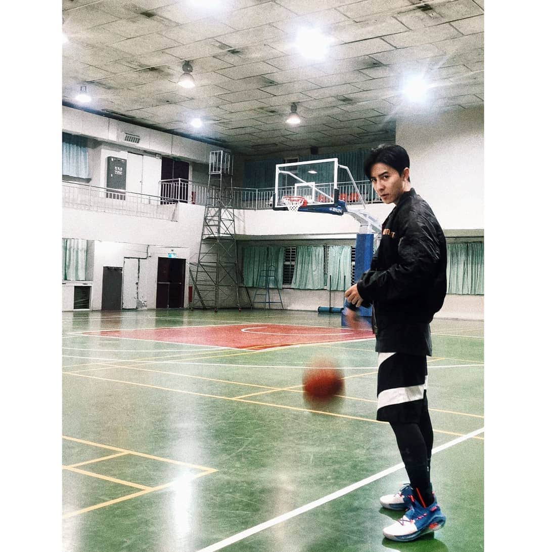 ダンソン・タンのインスタグラム：「🏀🏀🏀 #唐禹哲 #DT  #UnderArmour #Curry6 #Besketball  #HOTHEART #SEVENDAYS #DT」