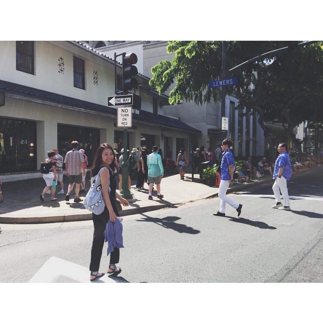 中津悠希のインスタグラム：「最後はパレードも観られてラッキー😊🌴💕 #hawaii #ハワイ #family #trip #parade #islandvintagecoffee」