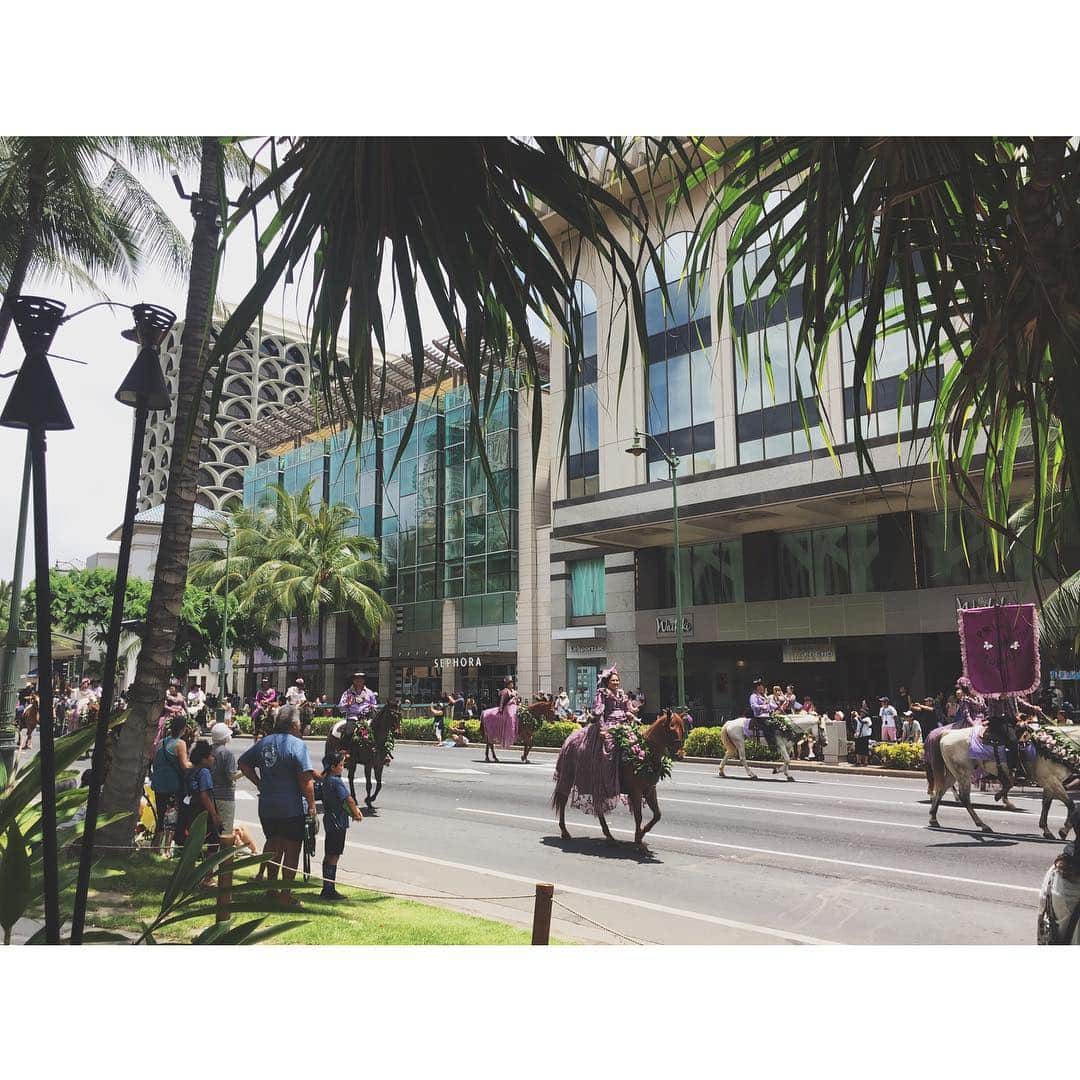 中津悠希さんのインスタグラム写真 - (中津悠希Instagram)「最後はパレードも観られてラッキー😊🌴💕 #hawaii #ハワイ #family #trip #parade #islandvintagecoffee」3月25日 22時06分 - yukinakatsu