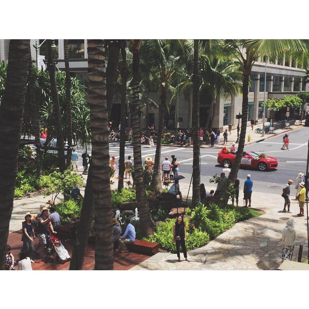 中津悠希さんのインスタグラム写真 - (中津悠希Instagram)「最後はパレードも観られてラッキー😊🌴💕 #hawaii #ハワイ #family #trip #parade #islandvintagecoffee」3月25日 22時06分 - yukinakatsu