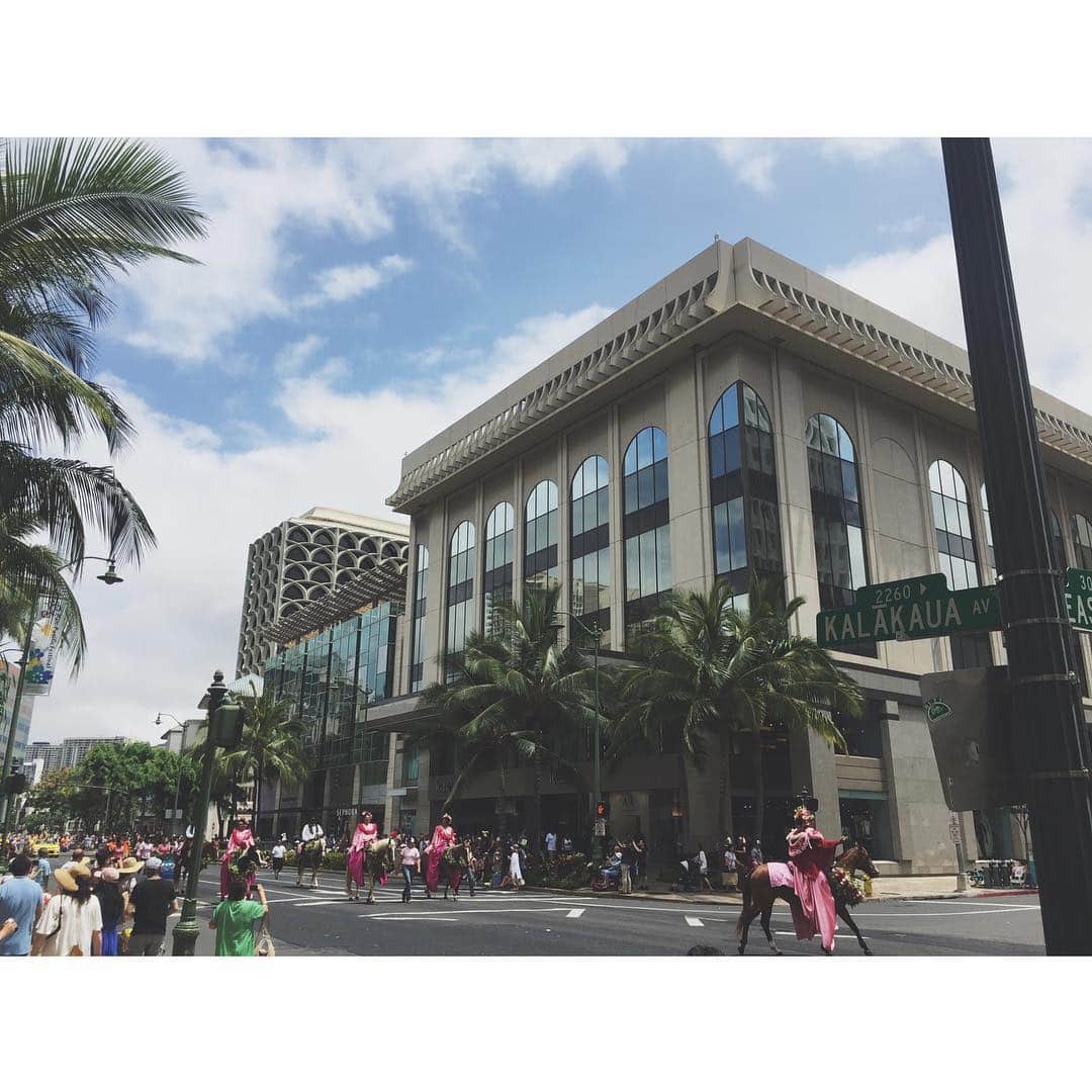 中津悠希さんのインスタグラム写真 - (中津悠希Instagram)「最後はパレードも観られてラッキー😊🌴💕 #hawaii #ハワイ #family #trip #parade #islandvintagecoffee」3月25日 22時06分 - yukinakatsu
