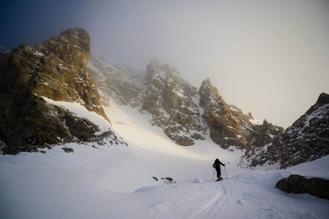 National Geographic Travelさんのインスタグラム写真 - (National Geographic TravelInstagram)「Photo by @taylorglenn | A skier ascends into the upper reaches of Garnet Canyon, Grand Teton National Park, Wyoming. A brief opening in the clouds allows the sun to illuminate the snow covered Teepee Glacier, one of the few remaining glaciers in the Tetons. Follow @taylorglenn for more from #Wyoming and beyond #grandtetonnationalpark #winter #skimountaineering」3月25日 21時59分 - natgeotravel