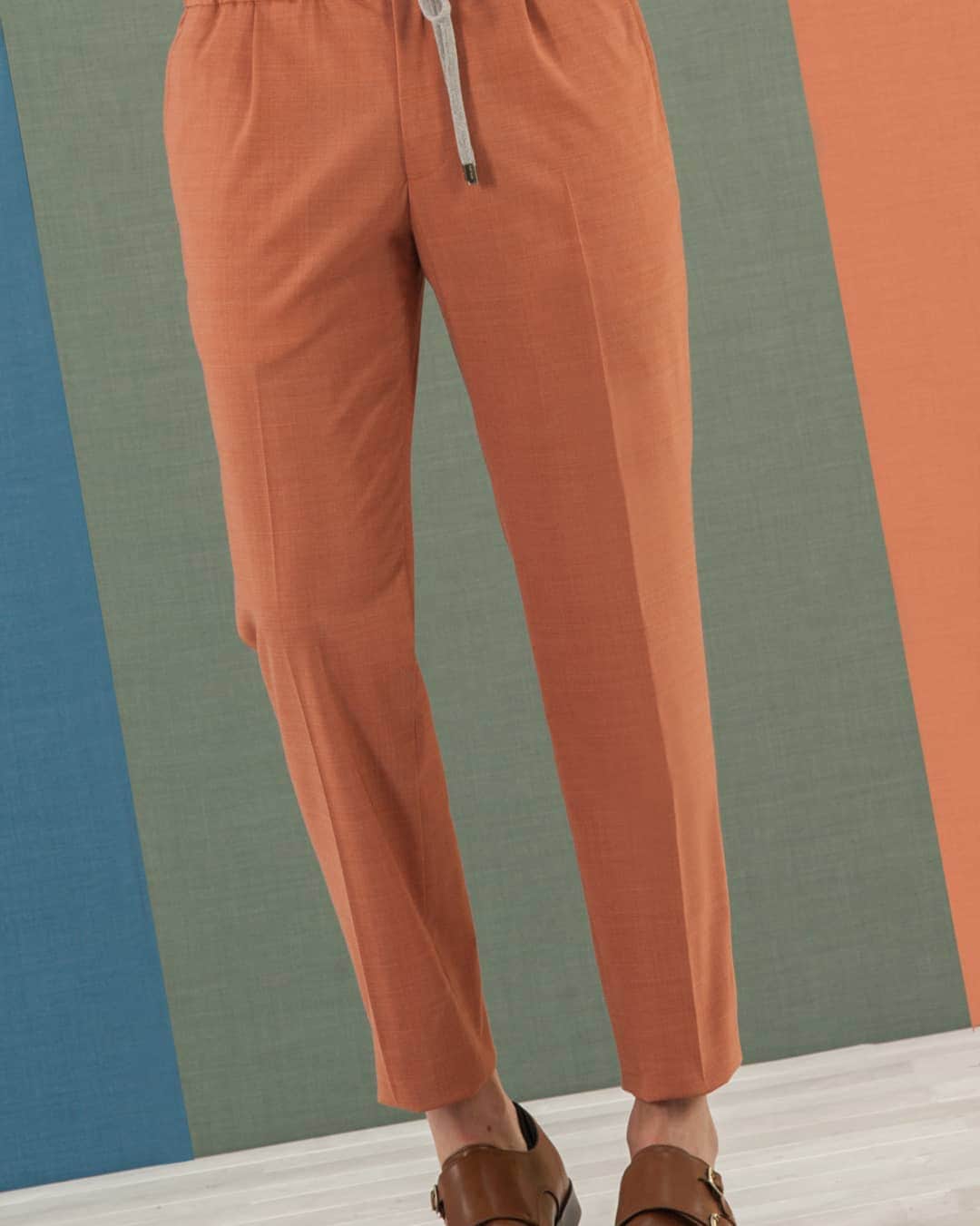 Entre Amis Officialさんのインスタグラム写真 - (Entre Amis OfficialInstagram)「Accentuate the invigorating season with the return of decisive colours and ‘70s influenced silhouettes with an urban attitude. #EntreAmis #SS19 #FineItalianTrousers」3月25日 22時03分 - entreamis_official