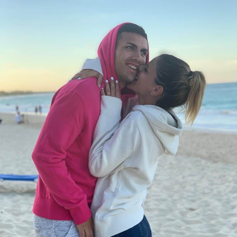 レアンドロ・ダニエル・パレデスのインスタグラム：「Feliz de tenerte al lado mío y orgulloso de la familia que formamos te elijo hoy y siempre mi vida 😍felices 9 años amor❤️❤️」