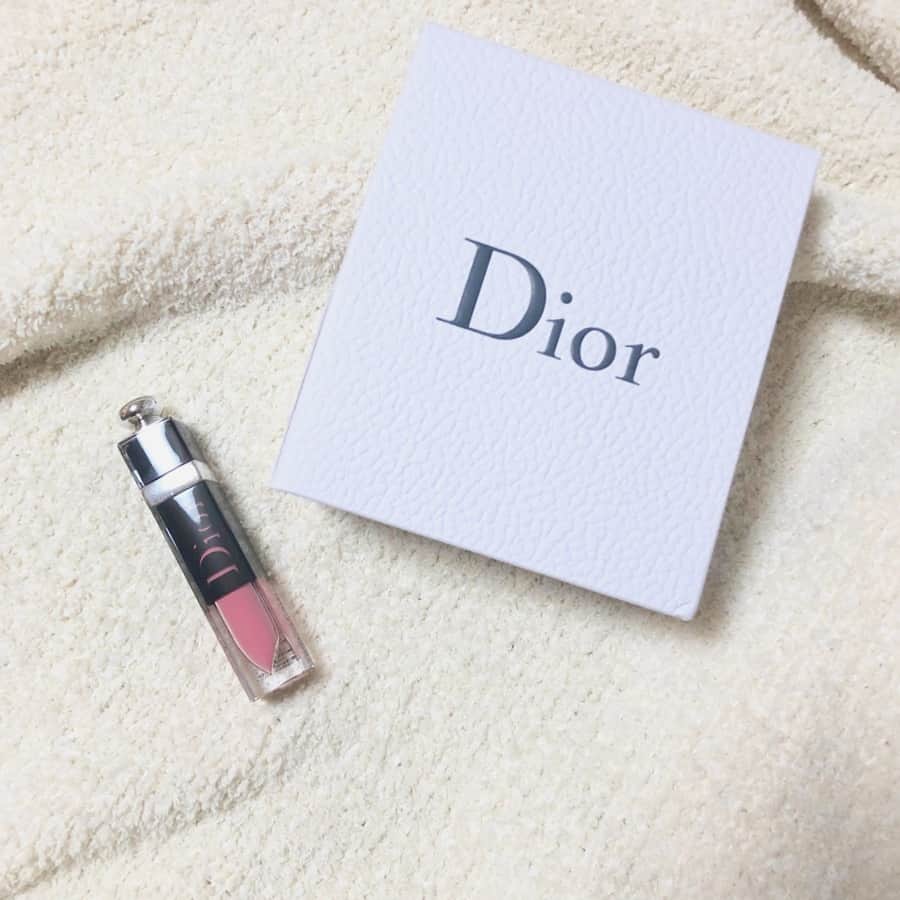 natsuさんのインスタグラム写真 - (natsuInstagram)「#花嫁美容 👰🏼🌿 . 新しい#リップ 🥰 #Dior の#ティントリップ にしました💗 . 見た目は淡いピンクかなあと思ってたけど、 実際に塗ると3枚目の写真の色💄✨ . 赤みがかってるピンクでとてもお気に入りの色です🥰 . それに、使ってみて分かったのですが とにかく色が落ちない😳😳💓 ご飯を食べても落ちないし、(8時間持続) オイルインで乾燥もしないので優秀です🙌🏻 . #ディオールアディクトラッカープランプ 🌹 No.456 ディオール プリティです😌 . . ♡」3月25日 22時05分 - enu.n___