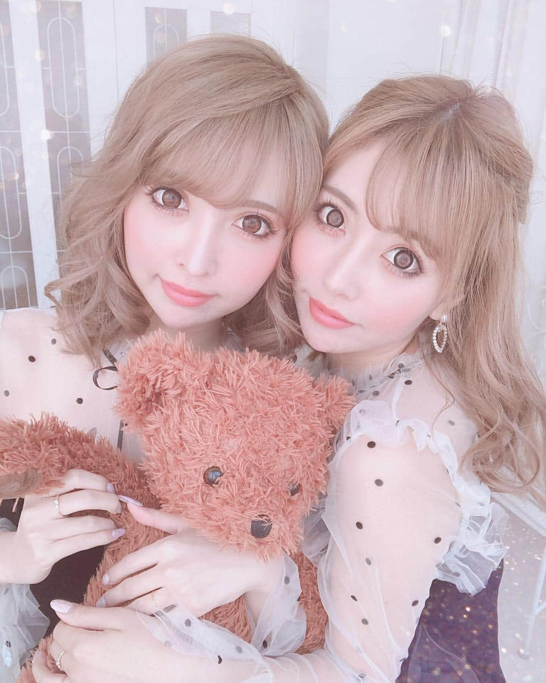 吉川ちえさんのインスタグラム写真 - (吉川ちえInstagram)「最近シースルーのお洋服が好き👼💘 @parihummerne_official から続々と 新作出るのでチェックしてね(∩´-`∩)💕 . 花粉症で鼻おわた😫💭 . #twins #双子 #Parihummerne #ちえちかちゃんねる #selectshop」3月25日 22時14分 - yoshikawachie_16