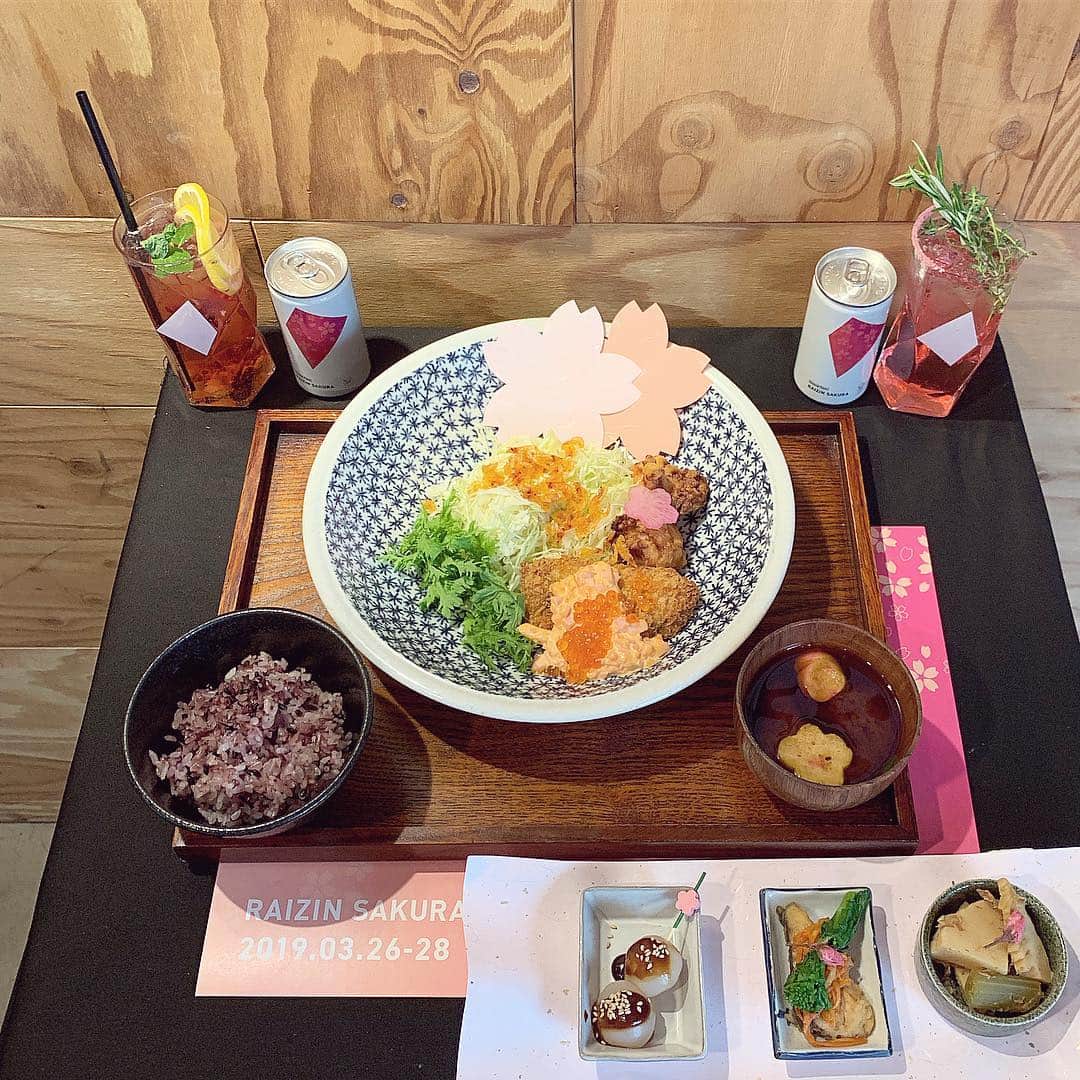 ひこ乃さんのインスタグラム写真 - (ひこ乃Instagram)「🌸⠀ ⠀ 明日3/26から3日間限定で虎ノ門にオープンする RIZIN CAFEプレオープンへ𓍯⠀ ⠀ 桜がいっぱいのカフェで、 ランチメニューも桜尽くし😻🌸 ドリンクもピンクで可愛い💕 明日から三日間の開催なので気を付けてね𓅮⠀ ⠀ #RAIZINSAKURA#RAIZINSAKURACAFE#pr#お花見#エア花#도쿄여행#도쿄카페」3月25日 22時14分 - hikono0909