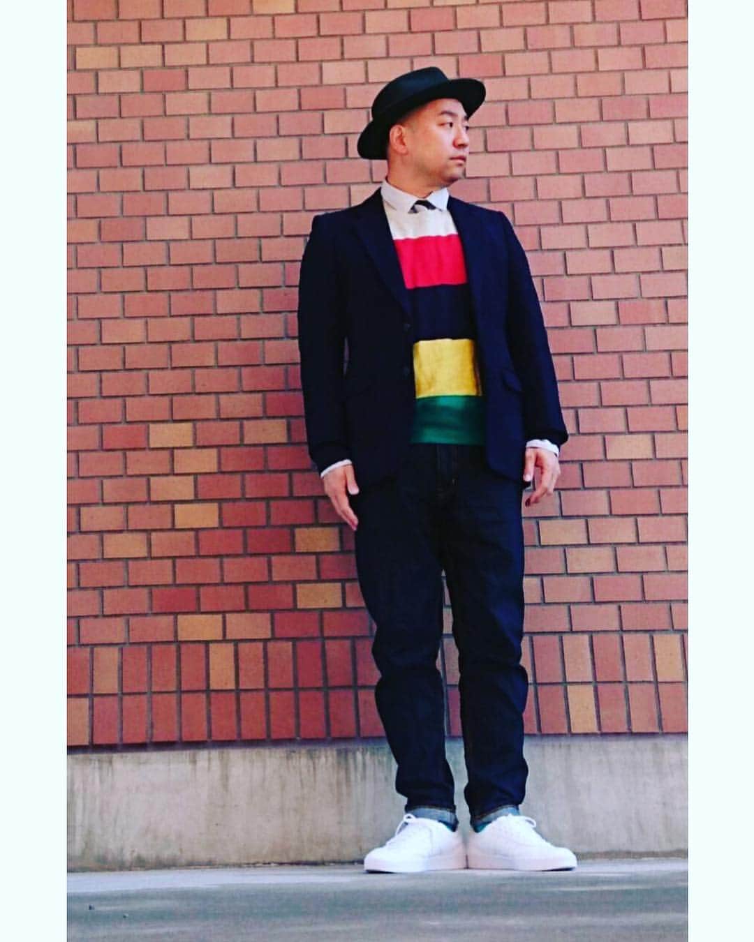 古田敬一さんのインスタグラム写真 - (古田敬一Instagram)「『きみどり古田のファッションチェックレイザーラモンRGさんトラッド入門編』  ネイビージャケット、濃紺デニムとシックなスタイリングにカラフルな太ボーダーのニットで思い切り差す、ソックスでの色拾いも忘れずに、ジャケットの袖も、デニムのヘム幅も、前回に比べて良好  前回はジャケットを閉めた方が良いと話しましたが、今回は開けていて正解、ニットを見せたいのもありますが、前回と違いウエストがシェイプされているジャケットなので開けていても綺麗なシルエットで着用することができます  ジャケットは色々マナーもありますが、開けるか否かは感覚で判断できる次元まで服をやって下さいね  ファッションとはチャレンジし続ける日々なのです  それを幾度となくお伝えした結果  おいおい  また置きにいってるよ  インナーにインパクトを出せば私の目を誤魔化せるとでも思ったか  前回のレペゼン炭鉱スタイリングの評価に怯えたか、何を言われても良いからチャレンジするという気概を見せてほしかった  置きにいきすぎて、音もしなかったわ  無音すぎて置いたことすら気付かなかったわ  去年のスニーカーベストドレッサー賞受賞時よりも置きにいく始末  あの忌々しい事件を経ても尚置くのか  シックにまとめることで、太ボーダーは良く言えばインパクトになります  しかし、悪く言えば外国の虫の腹  インパクトと外国の虫は紙一重なのです  その他に色々ありますが、評価したいところも勿論あります、それはクルーネックニットにネクタイをしているとこ  こいつは渋い  ネクタイがレジメンタルであるのも良い、欲を言えばシャツはボタンダウン、欲を言えばネクタイのノットは小さく長く、欲を言えば大剣と小剣をクルーネックの襟に少し引っ掛ける感じでネクタイをもう少し覗かせてほしかった、ファッションはもっと欲をかいて良い  欲をかきすぎて失敗したとしても、その数多の失敗を経て人は成長するのです  色ももっと拾って良い、帽子であるとか、ピンズであるとか、チーフであるとか、ベルトであるとか、小物でもっと遊んで良い  色を拾うことは悪いことじゃないの、要は塩梅なの  ド派手なニットを着たことで満足しちゃって他がおざなりになってるわけ  もっと攻めて良いの、もっと失敗して良いの、それが貴方の血となり肉となる  もっと高みを目指して下さい  自分で天井を決めないで  貴方の天井は青天井  インディゴブルーだけに  アーイ？  #きみどり古田 #芸人 #よしもと #きみどり古田のファッションチェック #きみどり古田のファッションチェックレイザーラモンRGさんトラッド入門編 #レイザーラモンRG さん #外国の虫の腹 #次回の宿題 #国」3月25日 22時15分 - keiichi_furuta0721